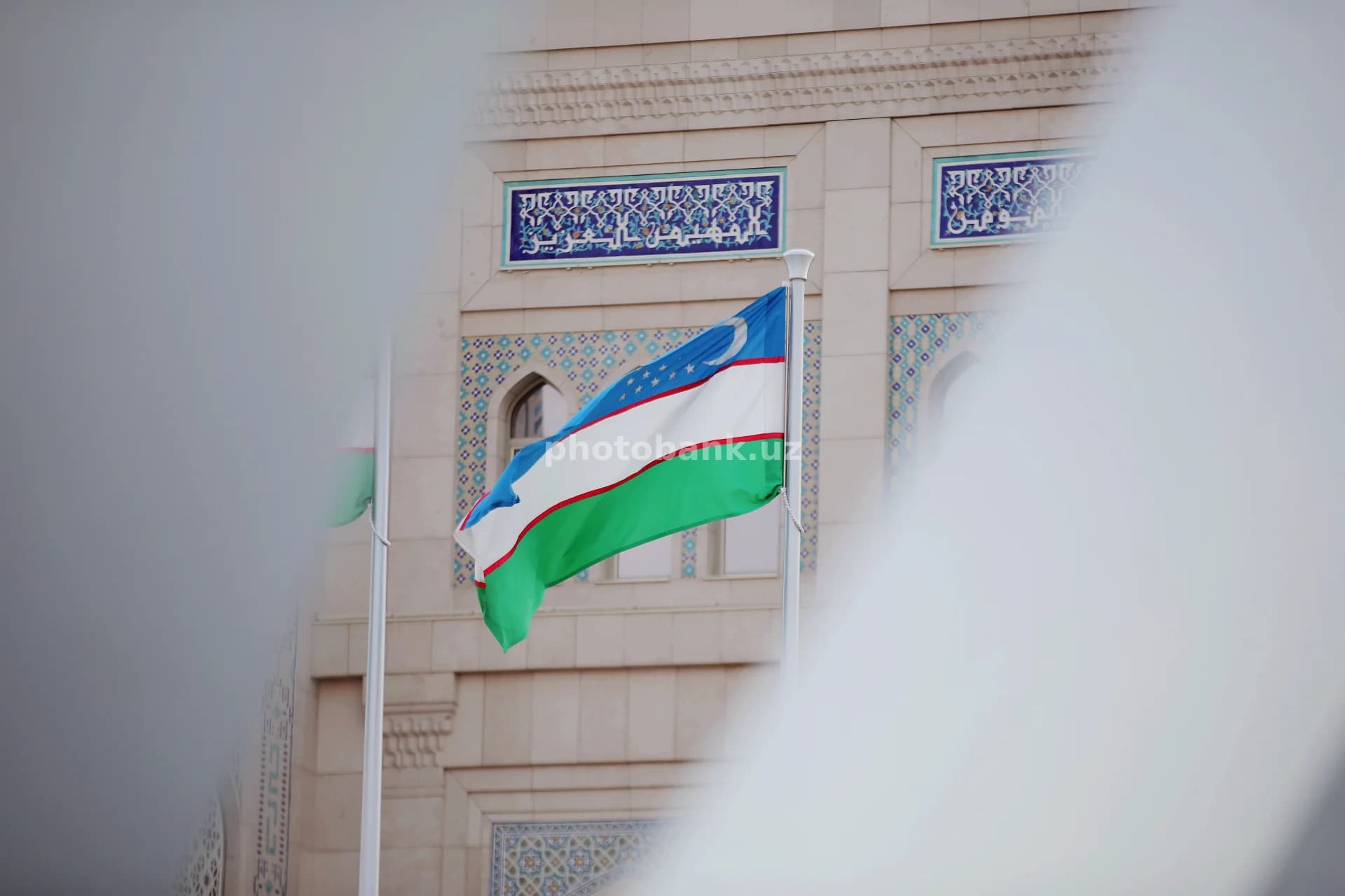 Tarixiy binoda hilpirab turgan O‘zbekiston bayrog‘i