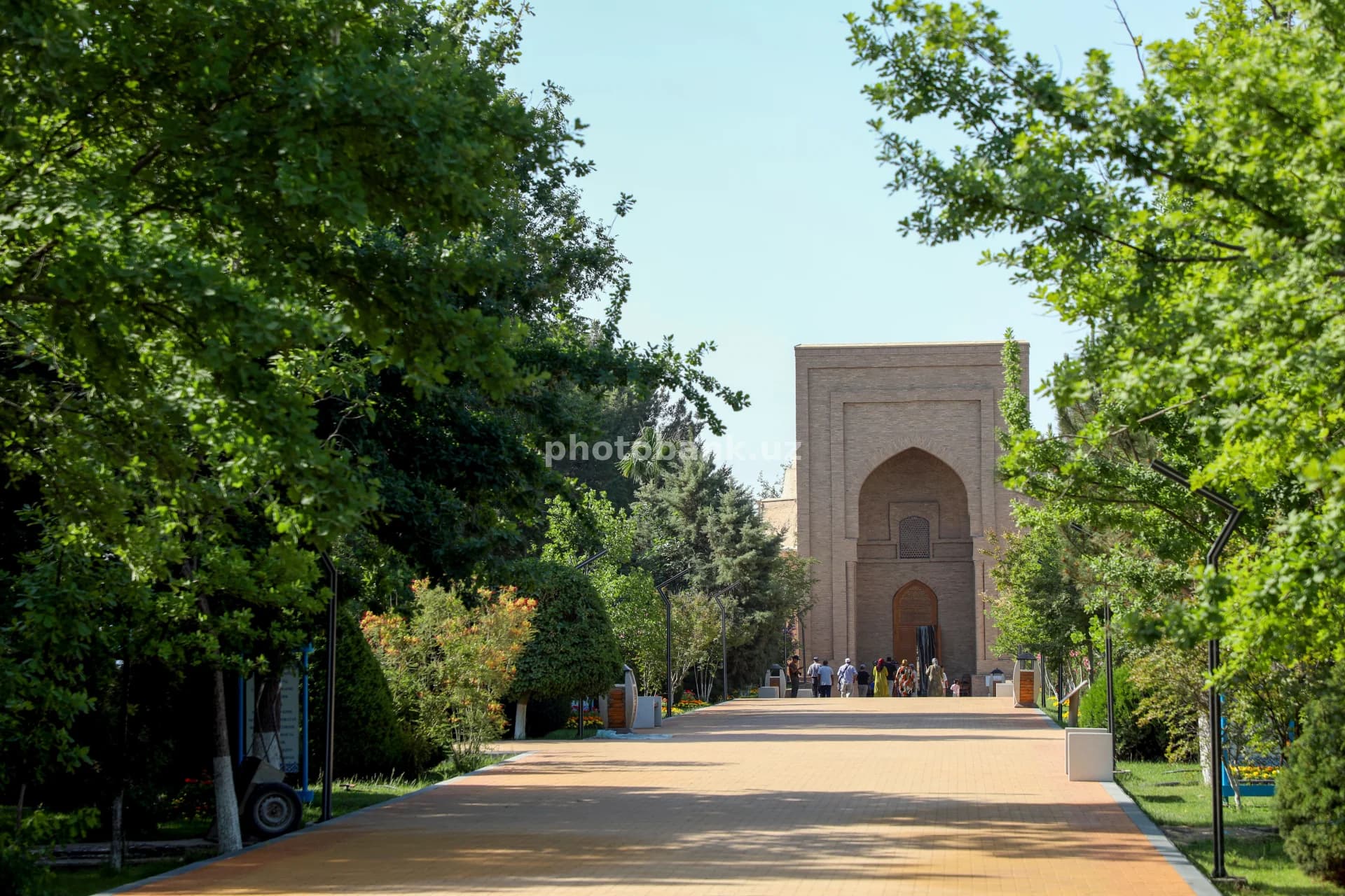 Tarixiy maqbara majmuasiga tashrif buyuruvchilar