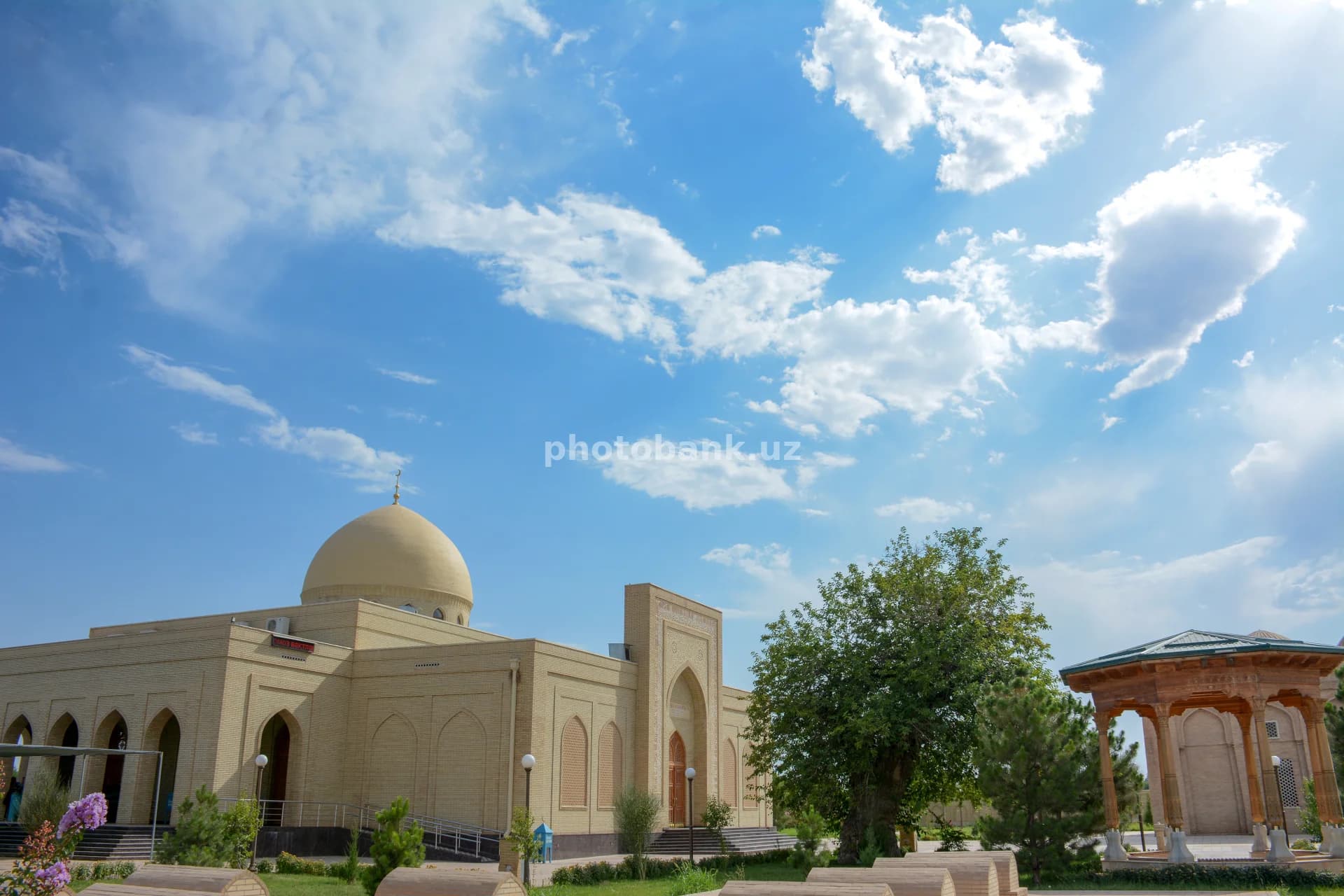 G‘ishtdan qurilgan masjidning tashqi ko‘rinishi