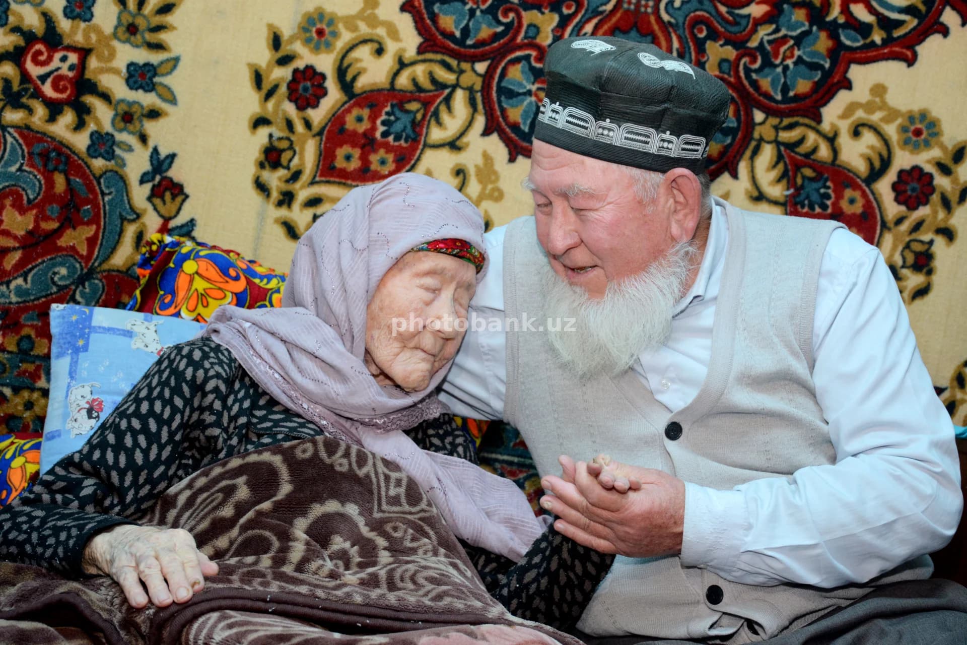 101 yoshli ayol va uning 75 yoshli o'g'li