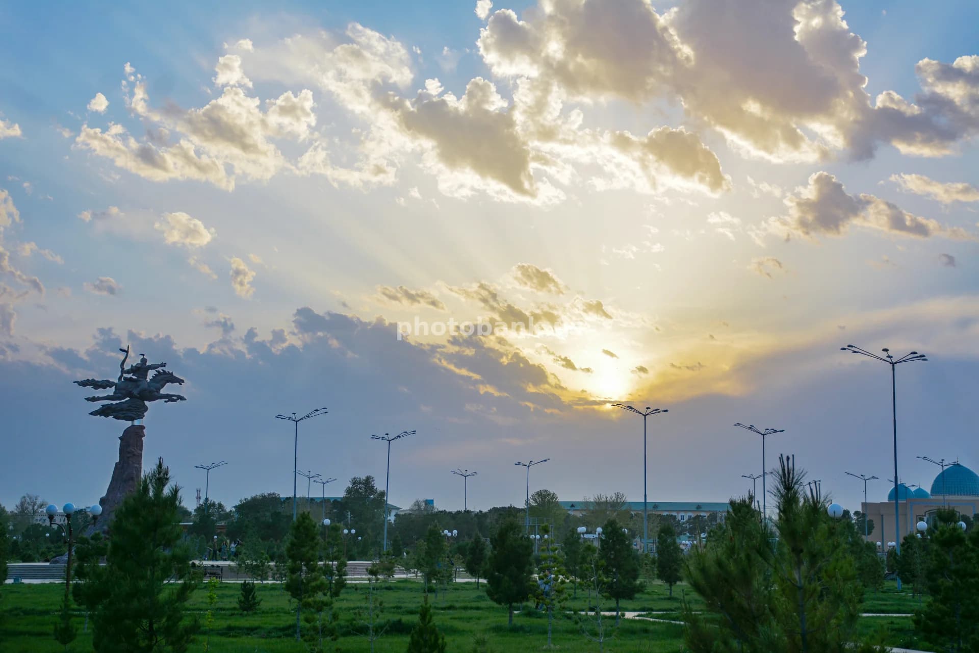 Shahar bog‘i uzra quyosh botishi
