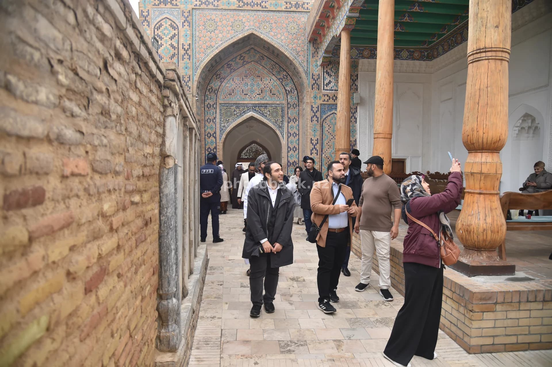 Tarixiy masjid majmuasini ziyorat qilayotgan sayyohlar