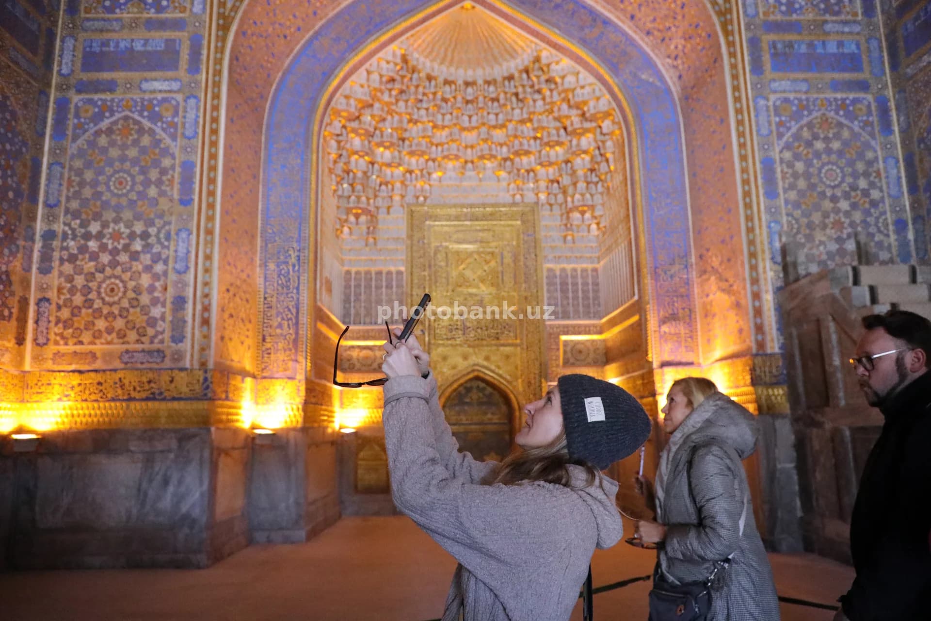 Samarqanddagi Tillakori madrasasini ziyorat qilayotgan sayyohlar