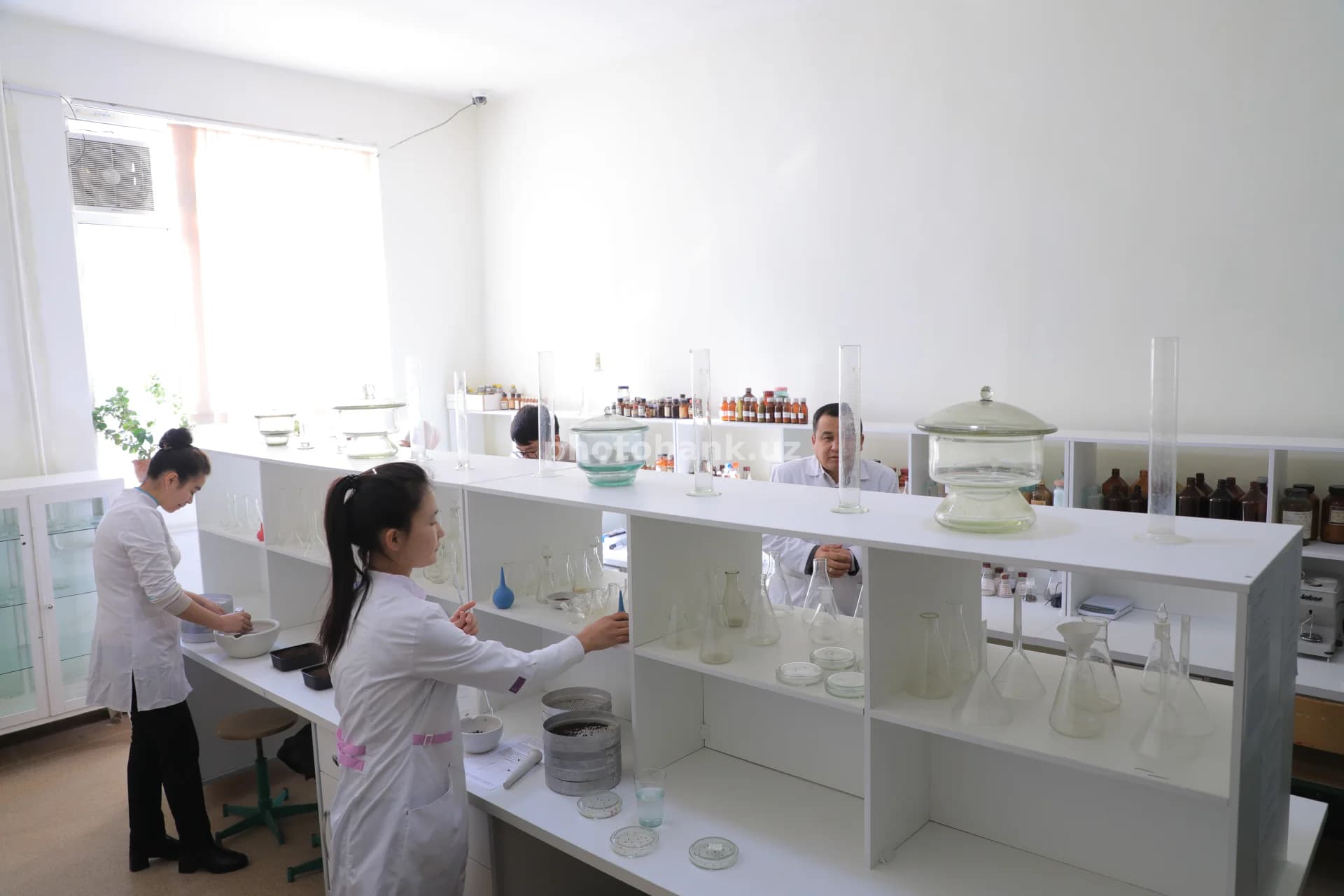 Kimyo laboratoriyasida ishlaydigan tadqiqotchilar