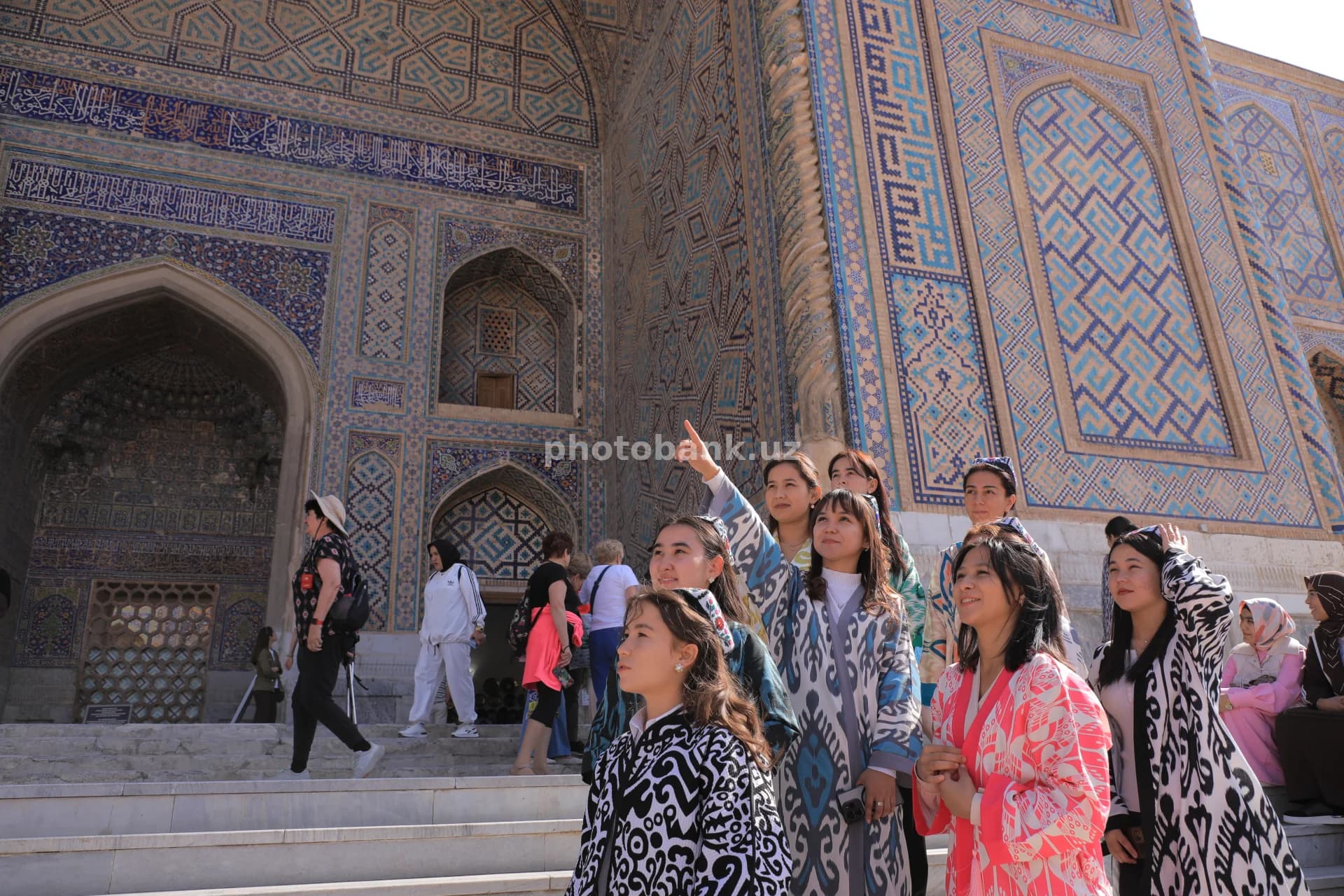 Samarqanddagi Registon maydoniga tashrif buyurgan sayyohlar