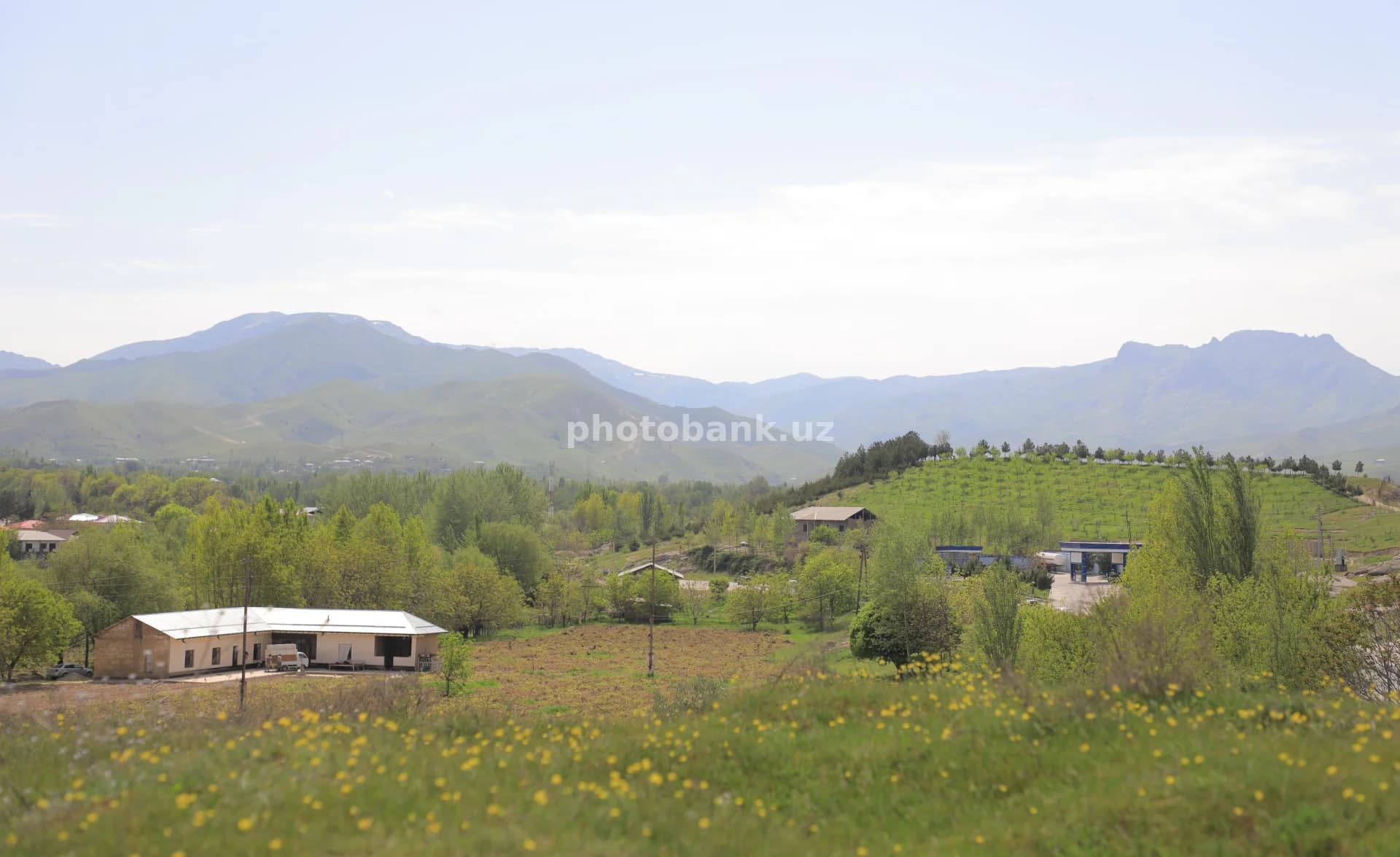 Tog‘lar va binolar bilan qishloq landshafti