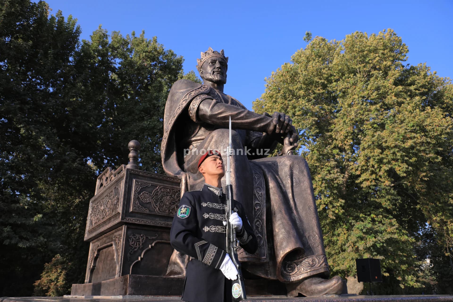 Amir Temur haykali oldida faxriy qorovul
