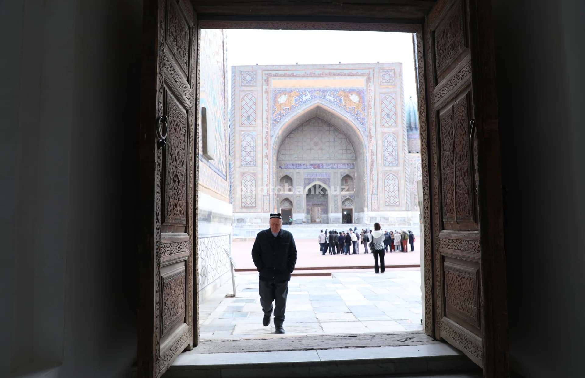 Samarqanddagi Registon maydoniga tashrif buyuruvchi