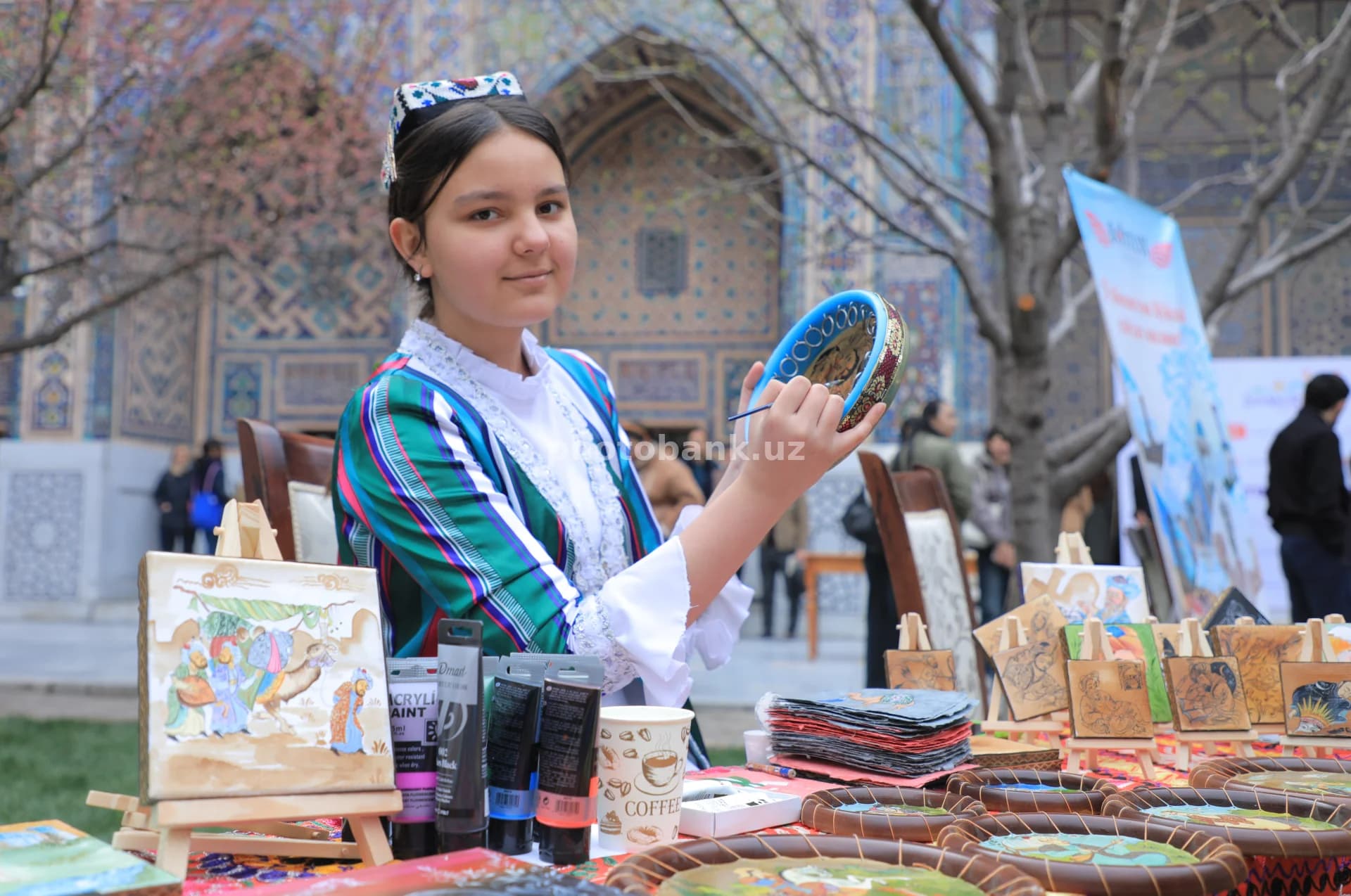 Yosh hunarmand an’anaviy sopol plastinkani chizmoqda