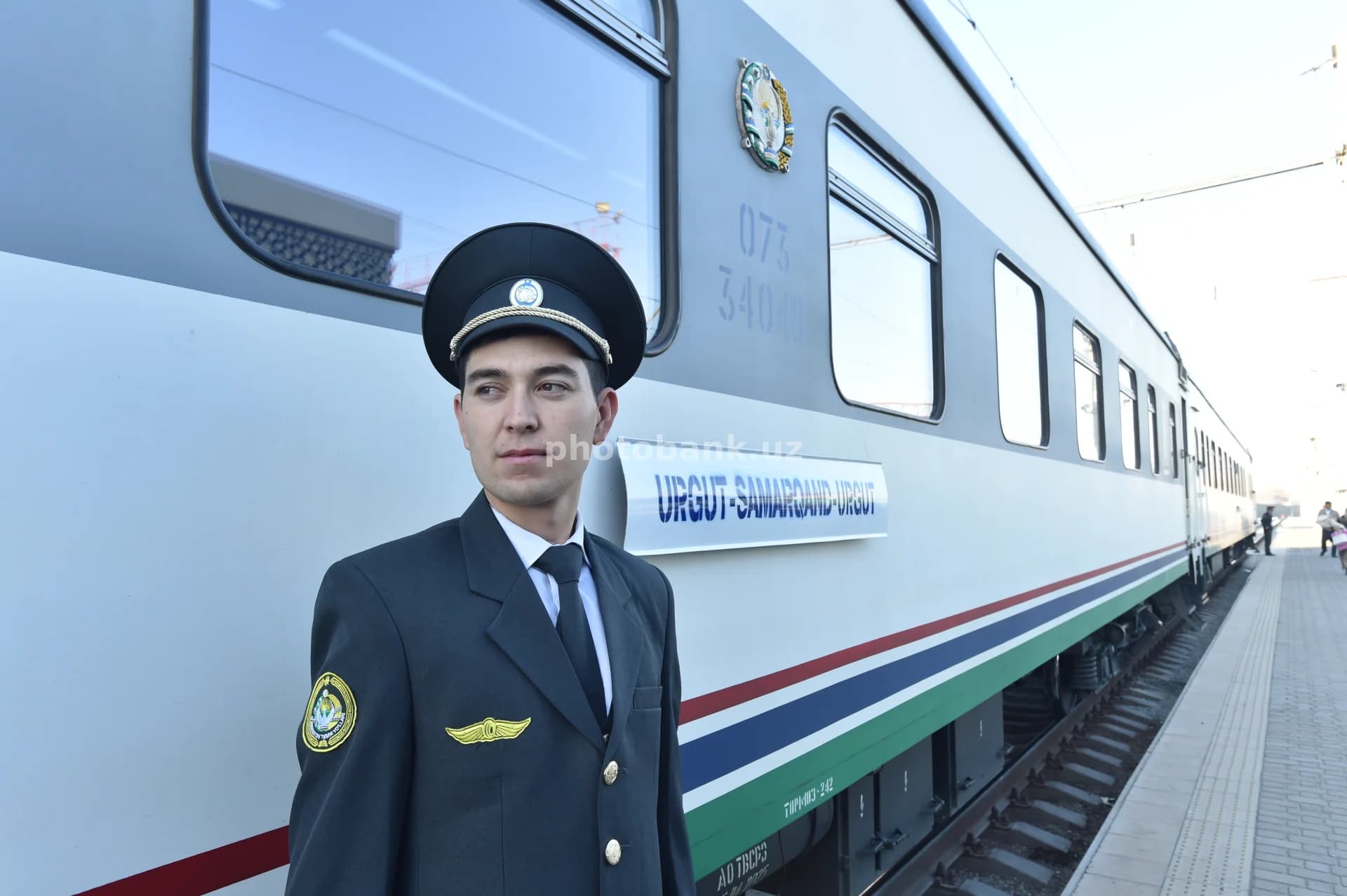 Urgut-Samarqand temir yo‘l vokzalida temir yo‘l konduktori