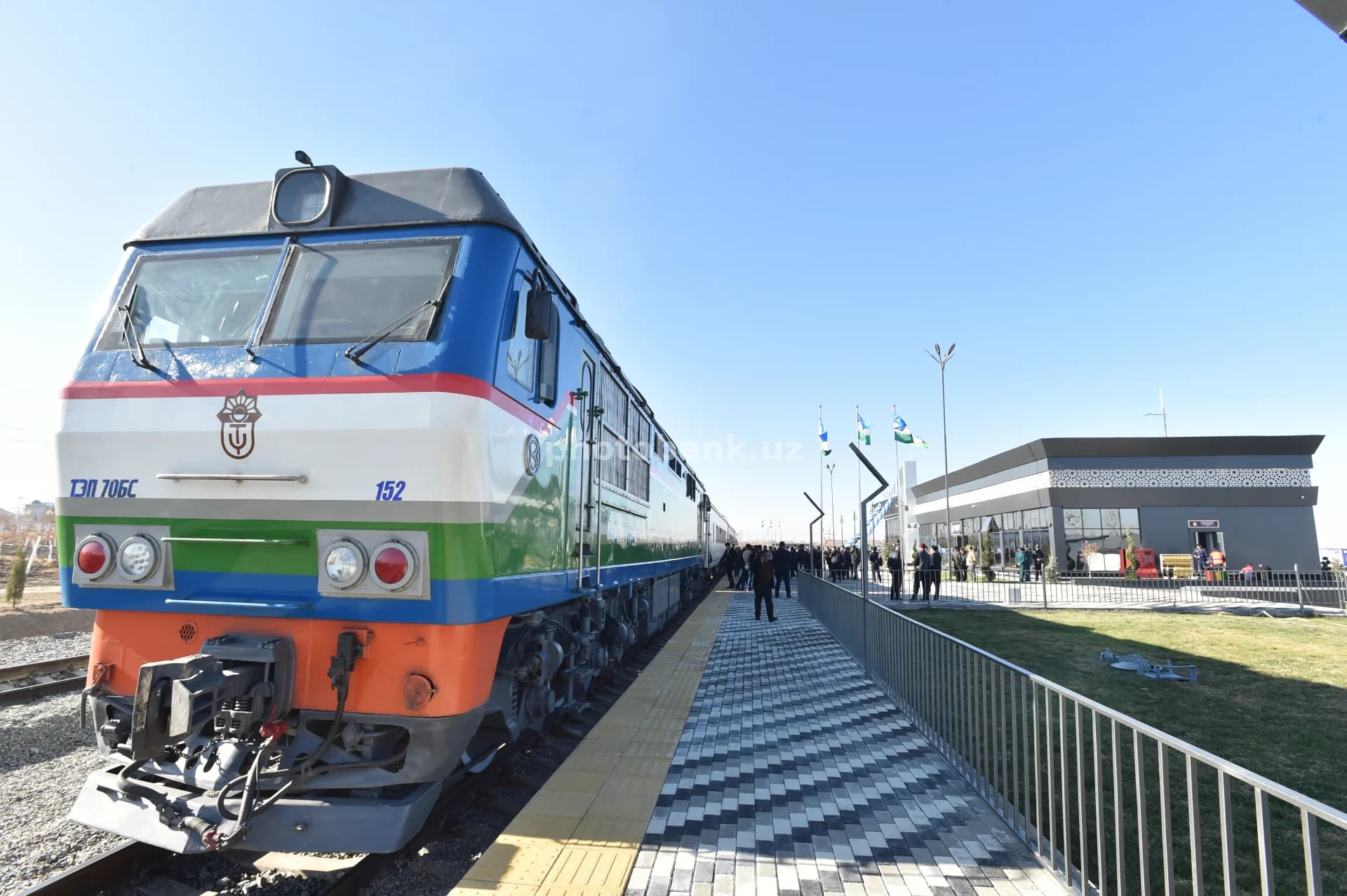 Zamonaviy temir yo‘l stansiyasida yo‘lovchi poyezdi