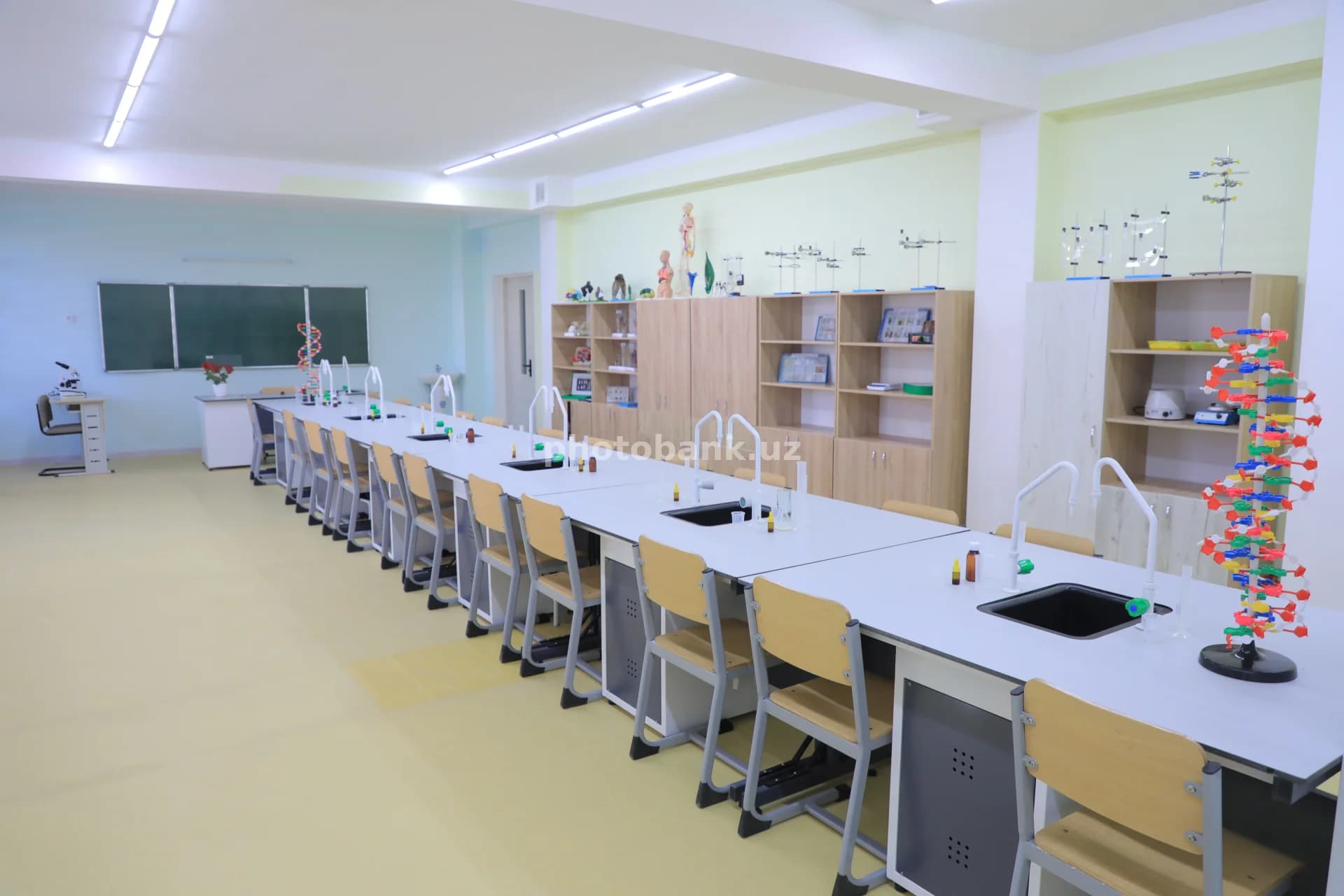 Zamonaviy maktab biologiya laboratoriya xonasi