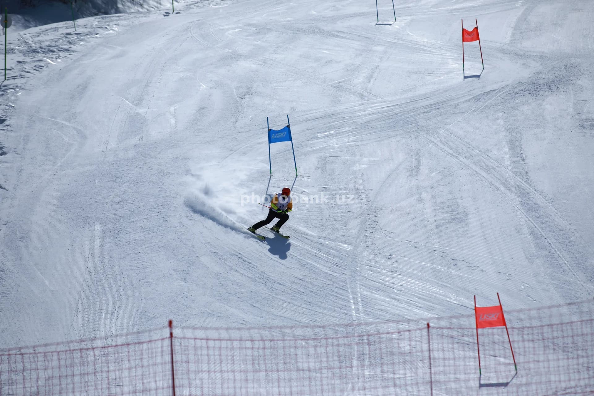 Slalom yo‘lagida harakatlanayotgan chang‘ichi