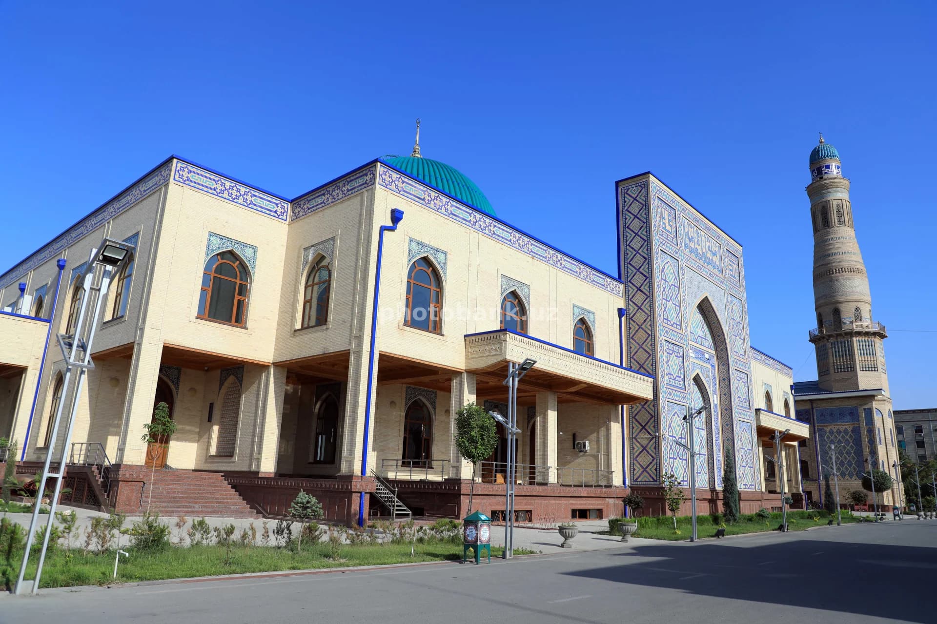 Zamonaviy masjid binosining tashqi ko‘rinishi