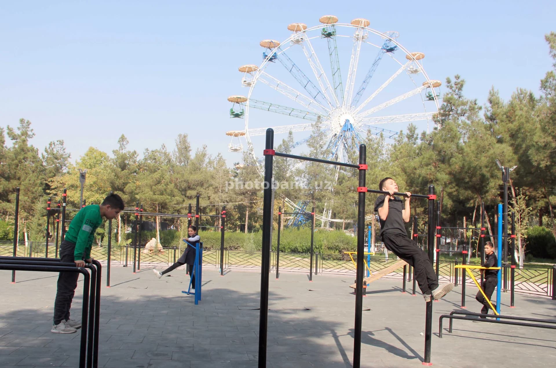 Ochiq parkdagi sport zalida shug‘ullanayotgan yoshlar