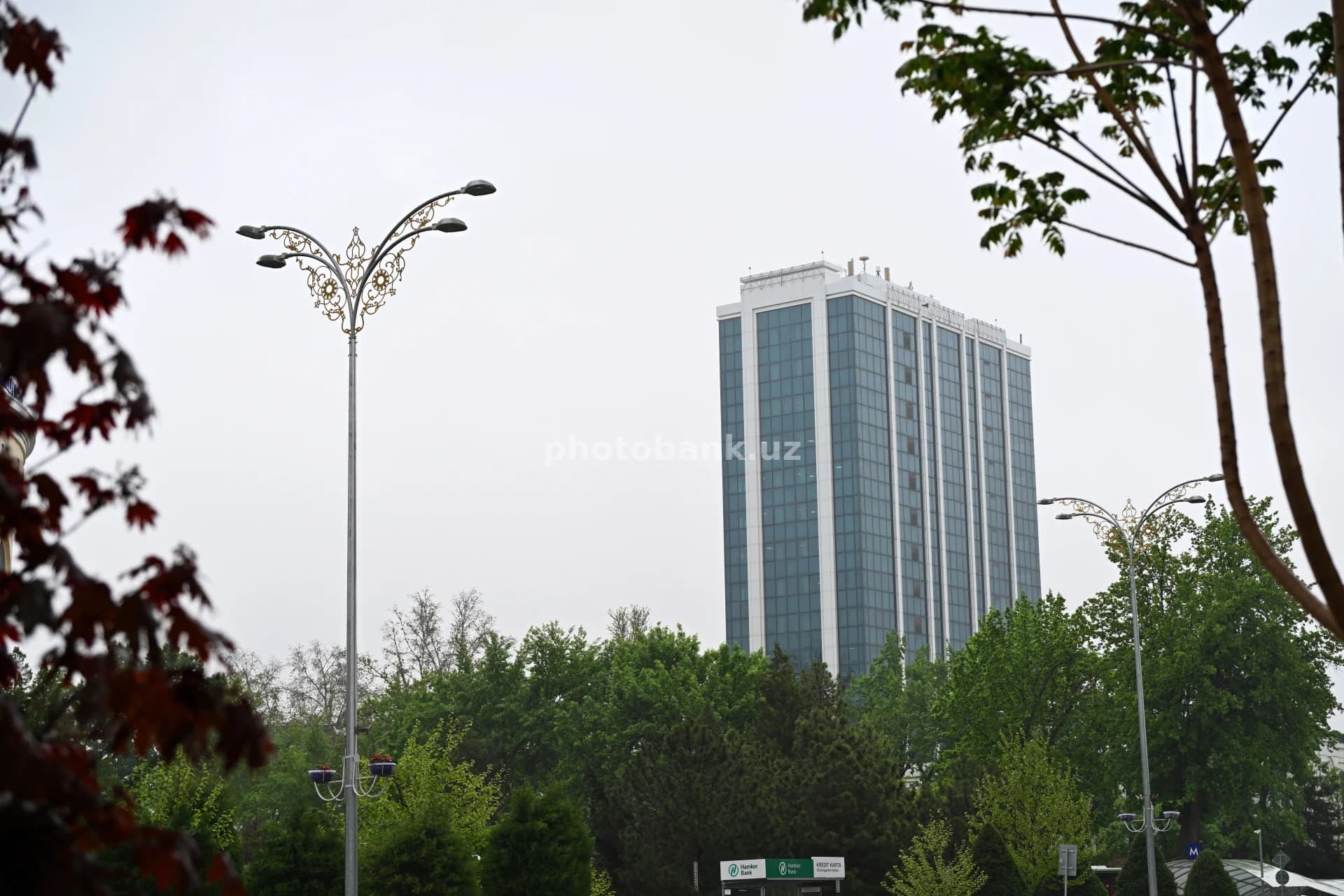 Toshkent shahridagi zamonaviy oynavand ofis binosi