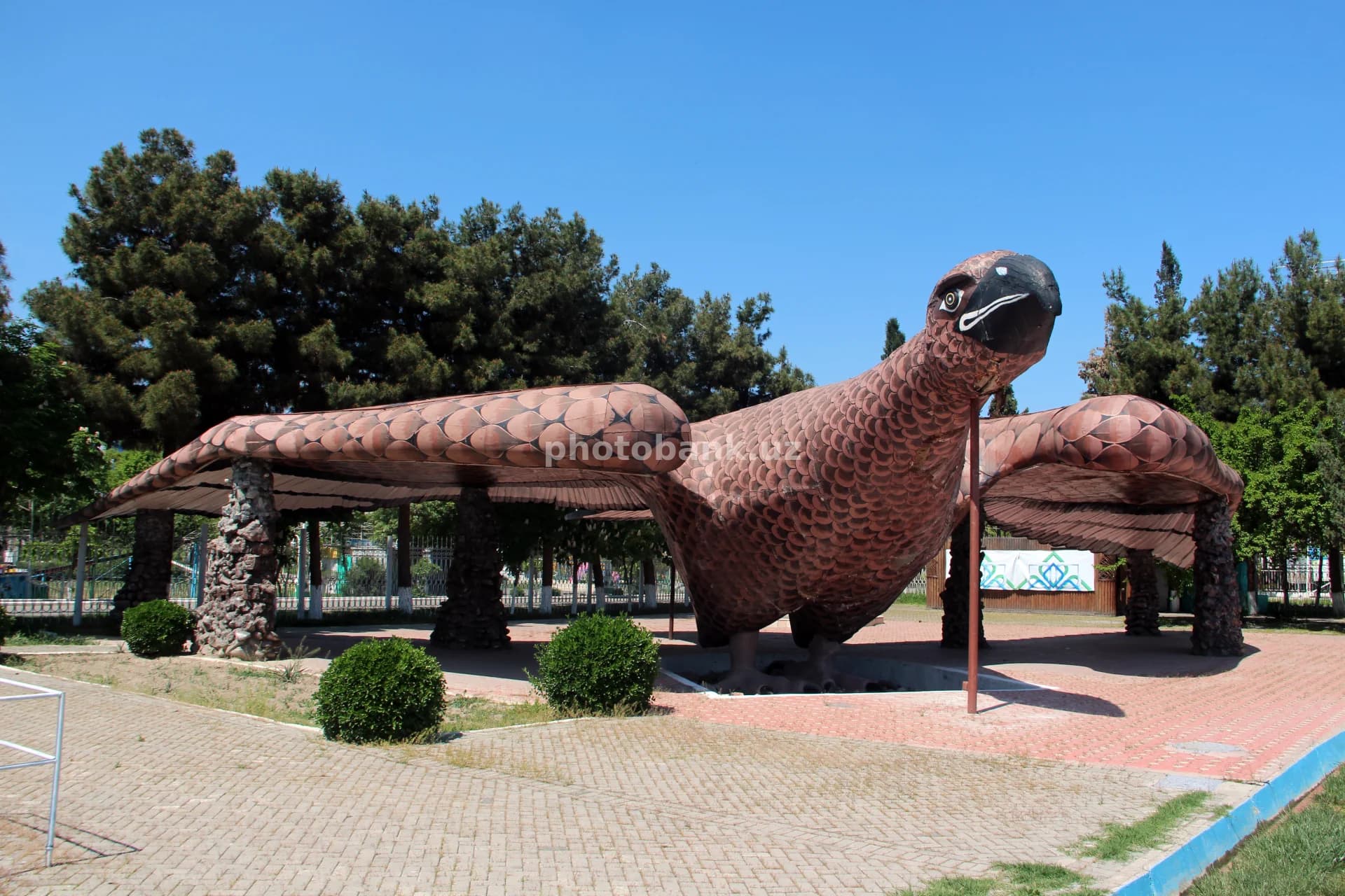 Jamoat bog‘idagi katta burgut haykali
