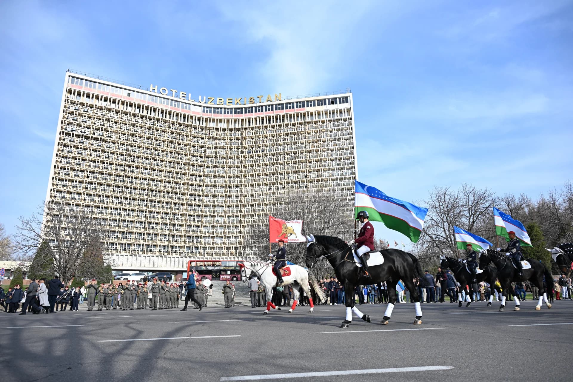 "O‘zbekiston" mehmonxonasi oldida otliqlar paradi