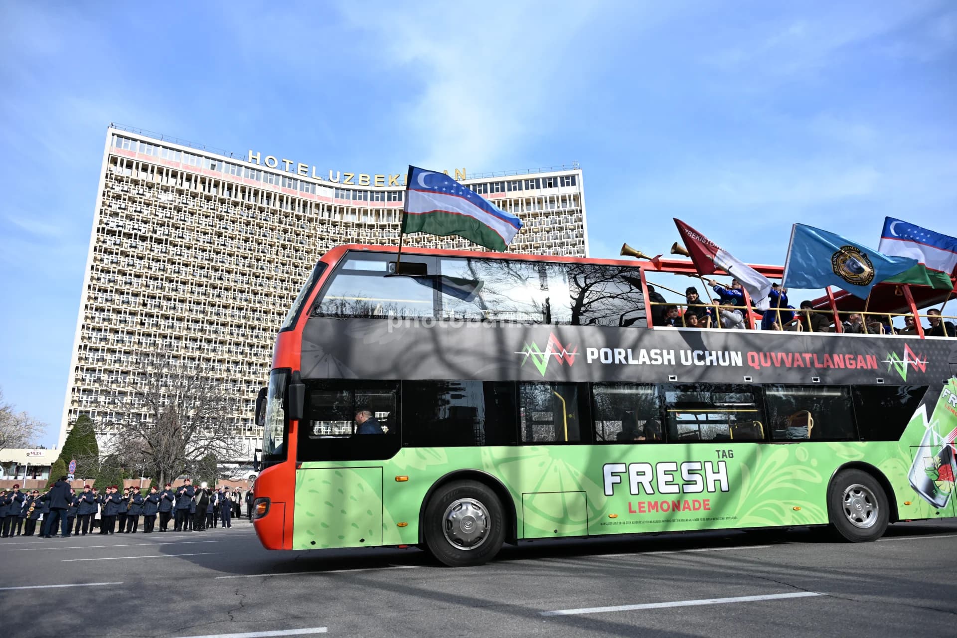 "O‘zbekiston" mehmonxonasi yaqinidagi ikki qavatli avtobus