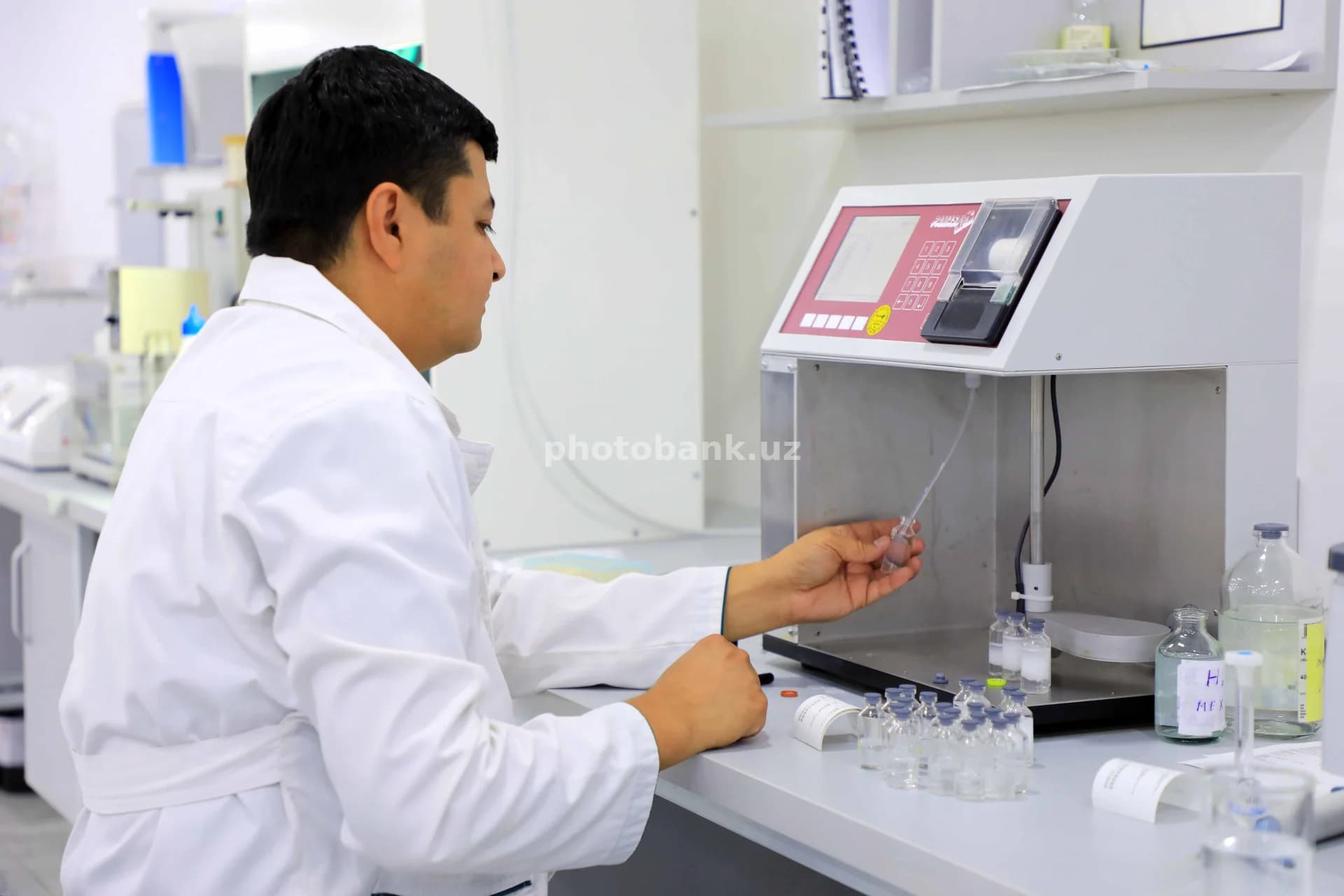 Tibbiy namunalarni tahlil qiluvchi laboratoriya mutaxassisi