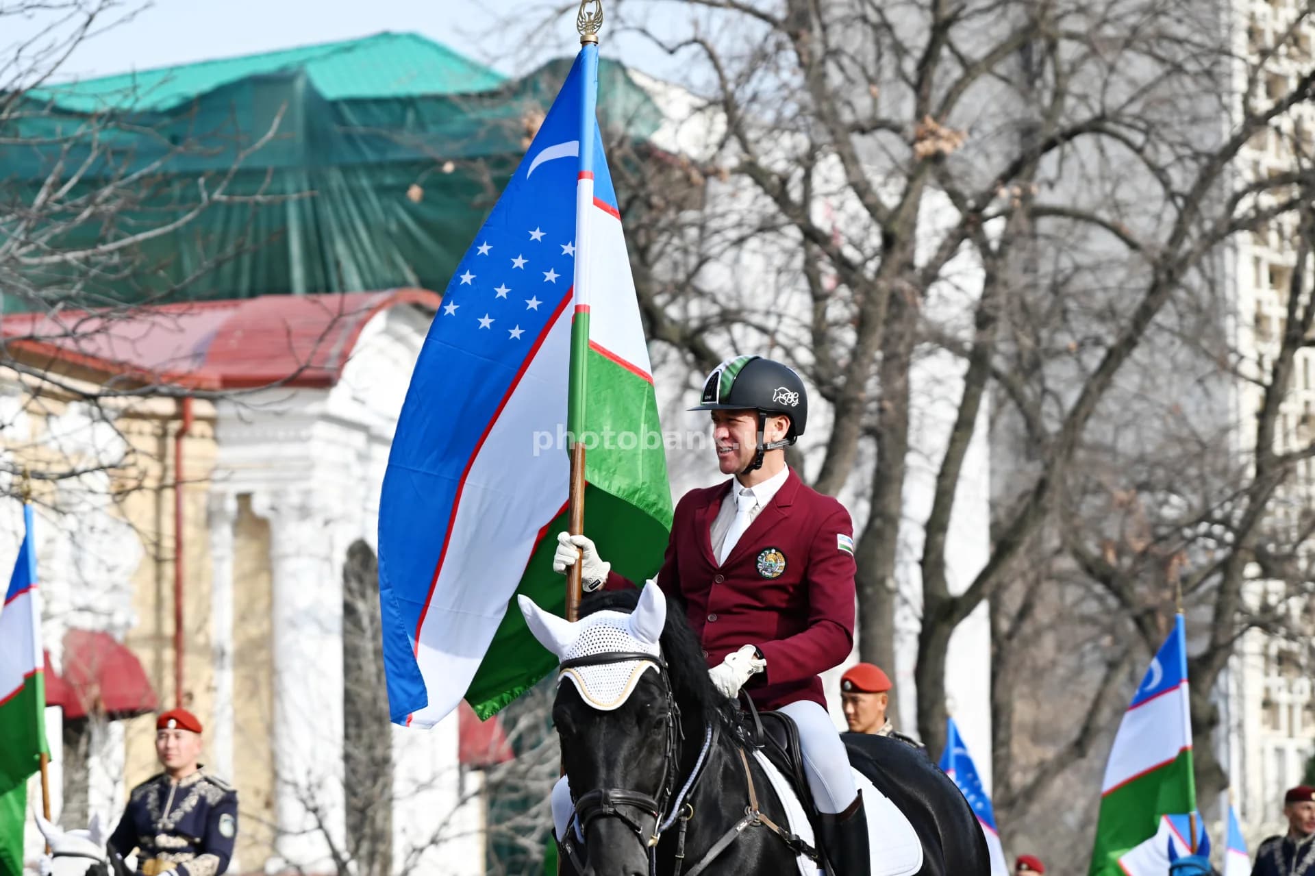 Paradda O‘zbekiston bayrog‘ini ko‘tarib borayotgan otliq