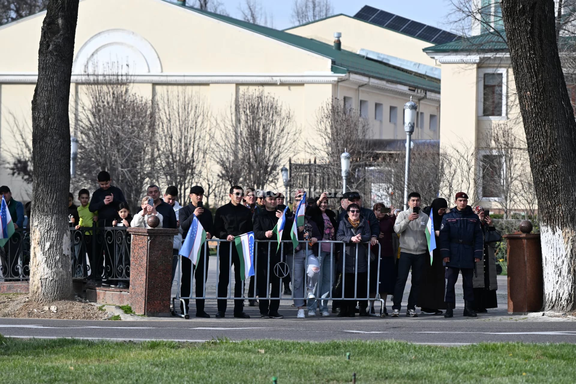 Толпа ожидания за барьерами безопасности