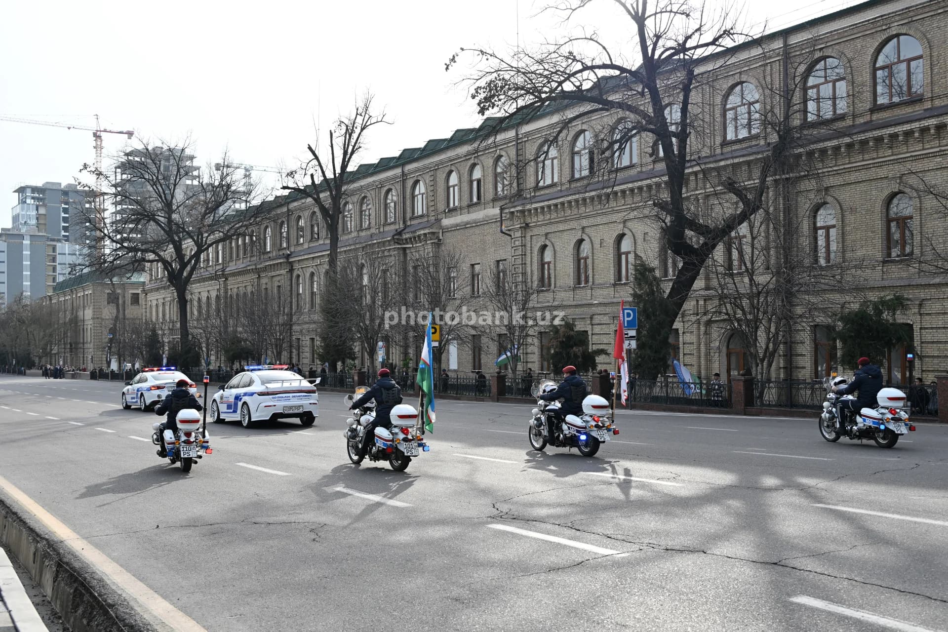 Shahar ko‘chasida politsiya mototsikli kuzatuvi