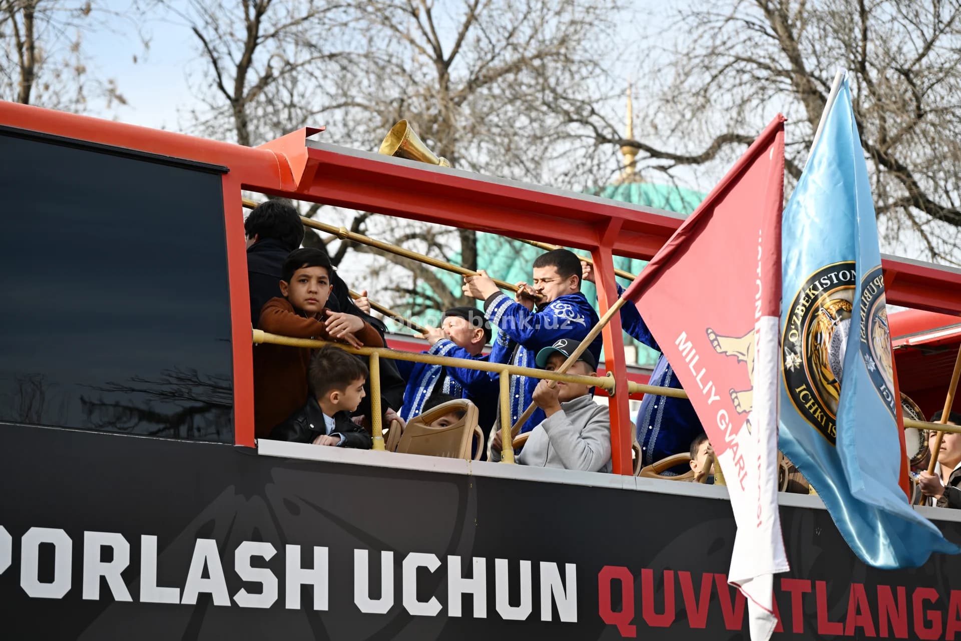 Ochiq tomli avtobusda ijro etuvchi musiqachilar