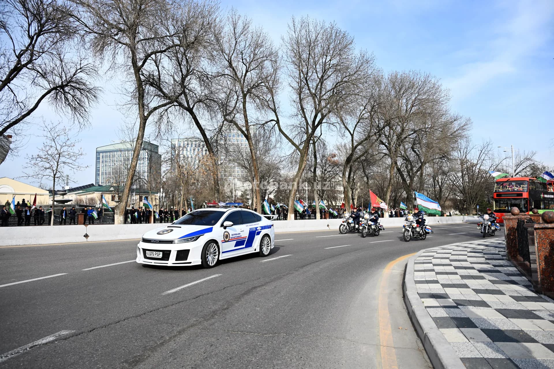 Shahar ko‘chasida politsiya kuzatuv mashinasi