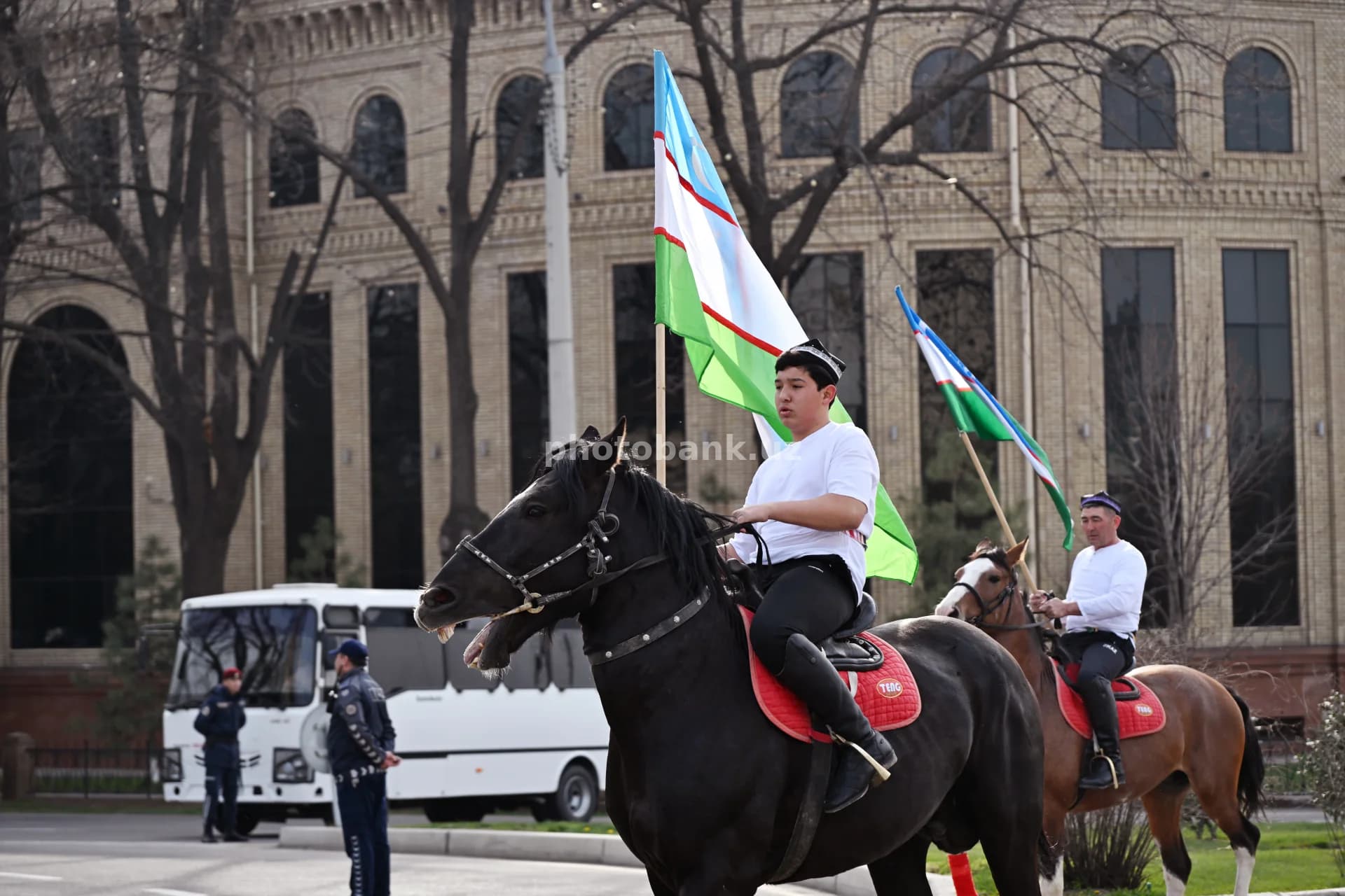 O‘zbekiston davlat bayroqlarini ko‘targan otliqlar