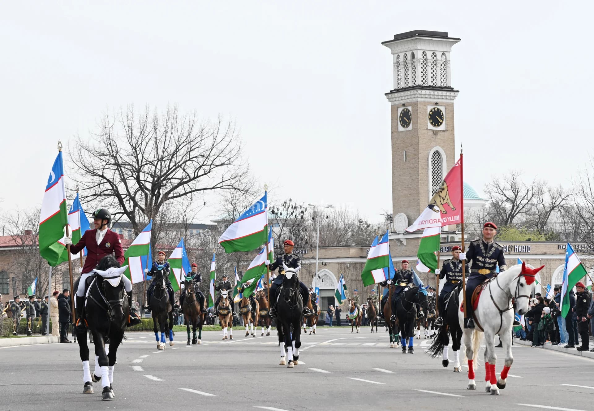Toshkent shahri markazida otliq askarlar paradi