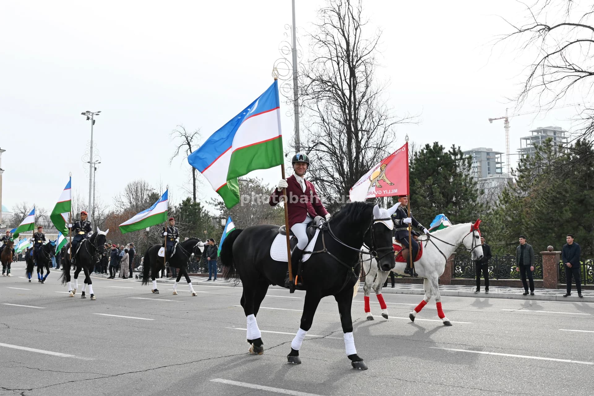O‘zbekiston davlat bayroqlari bilan otliqlar paradi