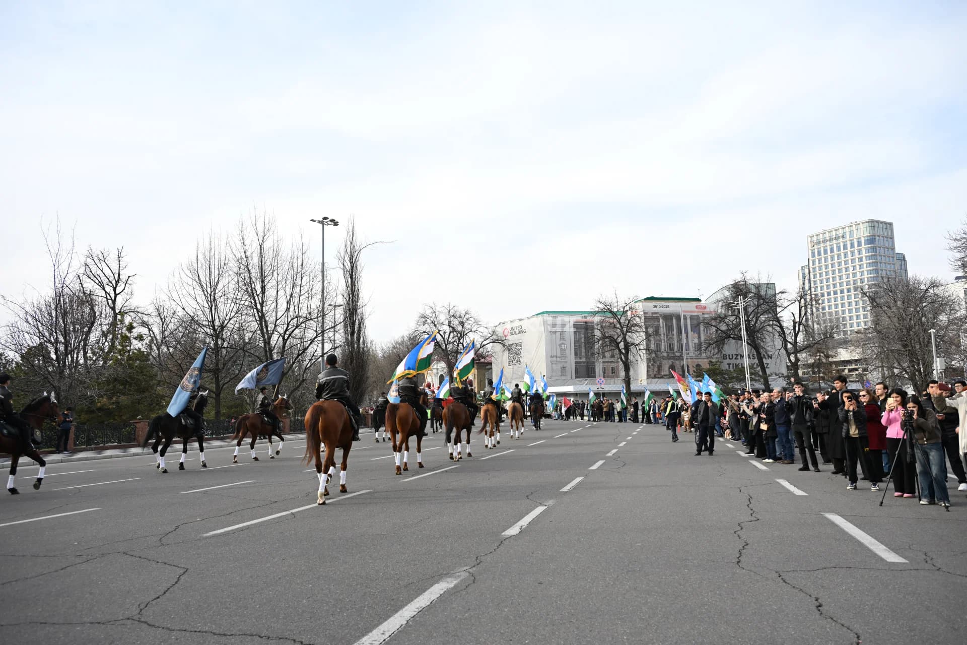 Toshkent shahri markazida otliq askarlar paradi