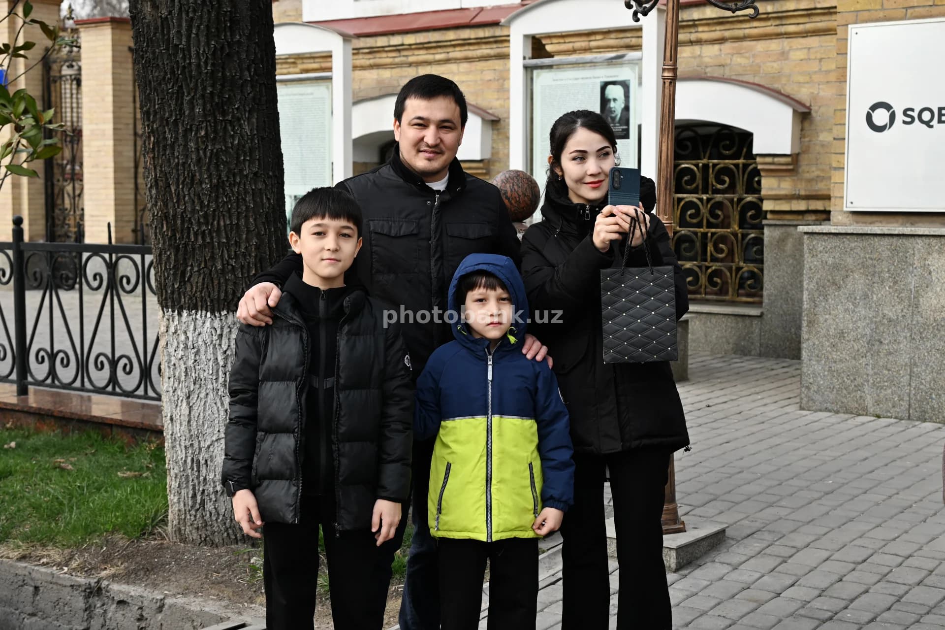 Oila ochiq havoda selfi olmoqda