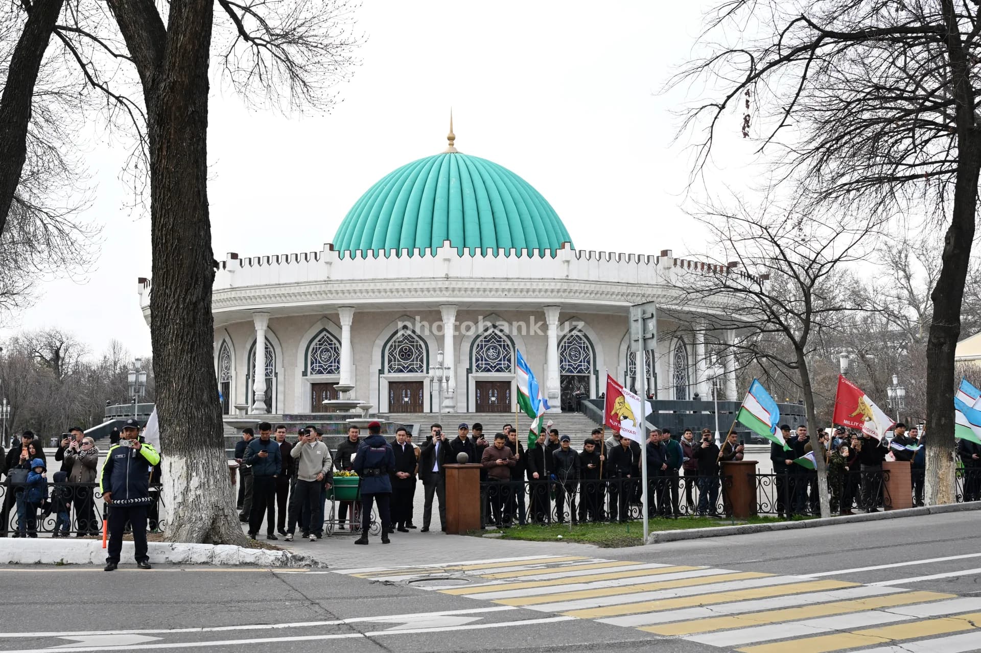 Amir Temur muzeyida odamlar to‘planadi