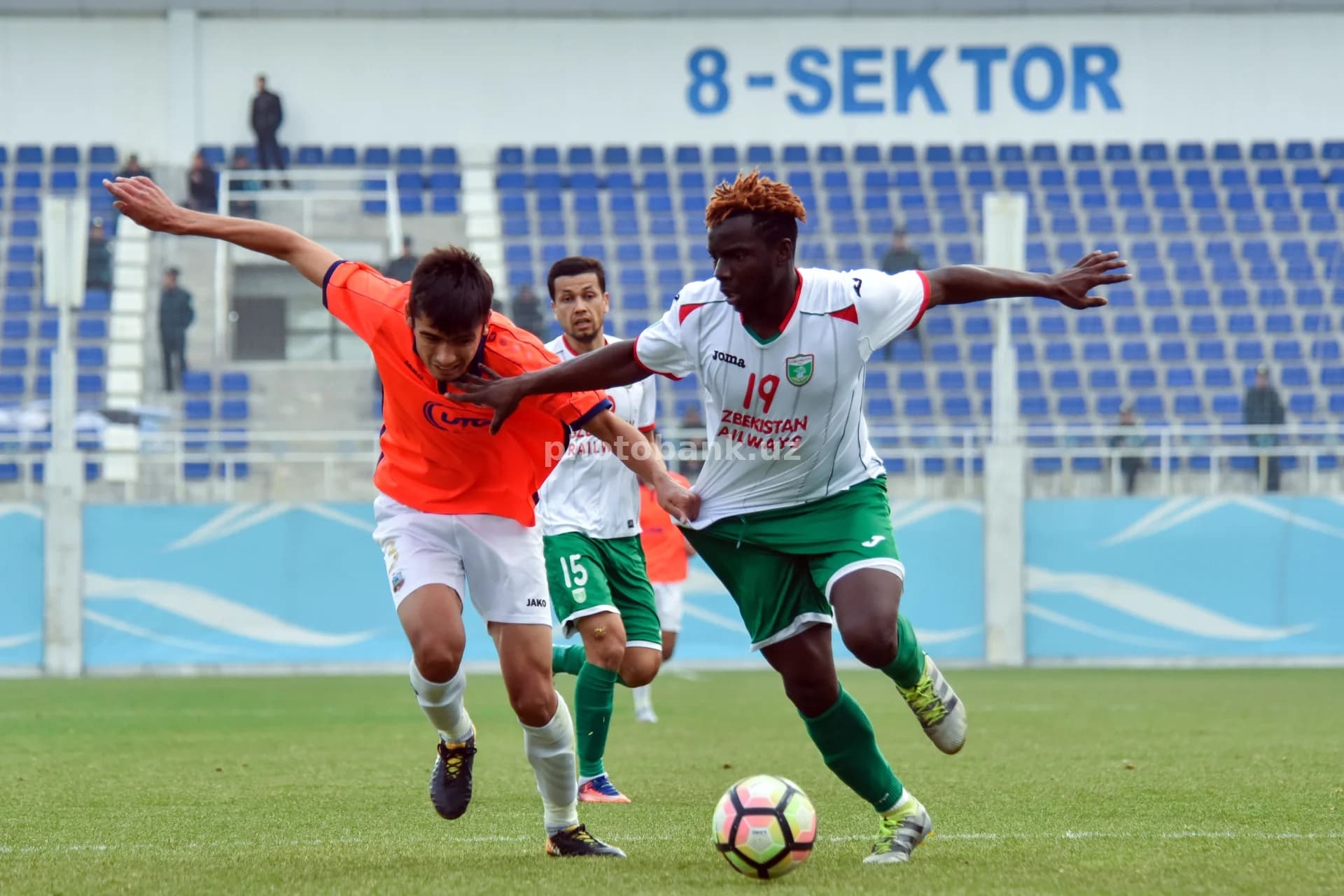 To‘p uchun kurashayotgan futbolchilar