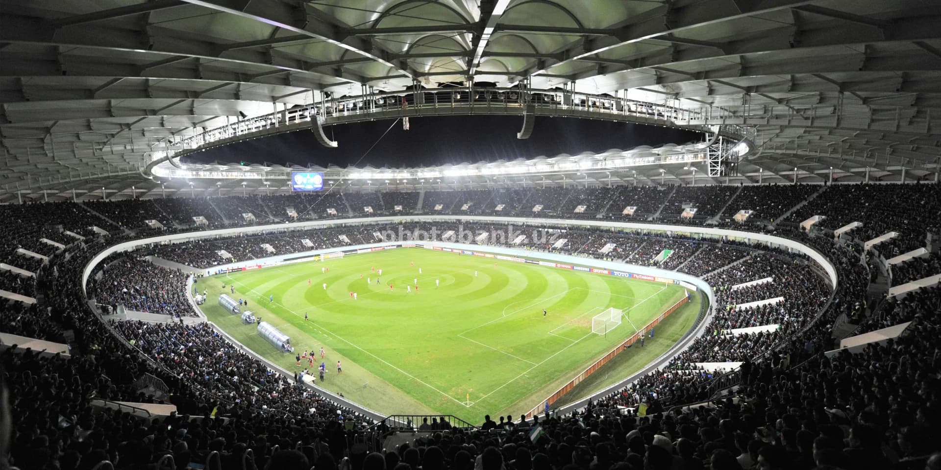 Zamonaviy stadionda tungi futbol o‘yini