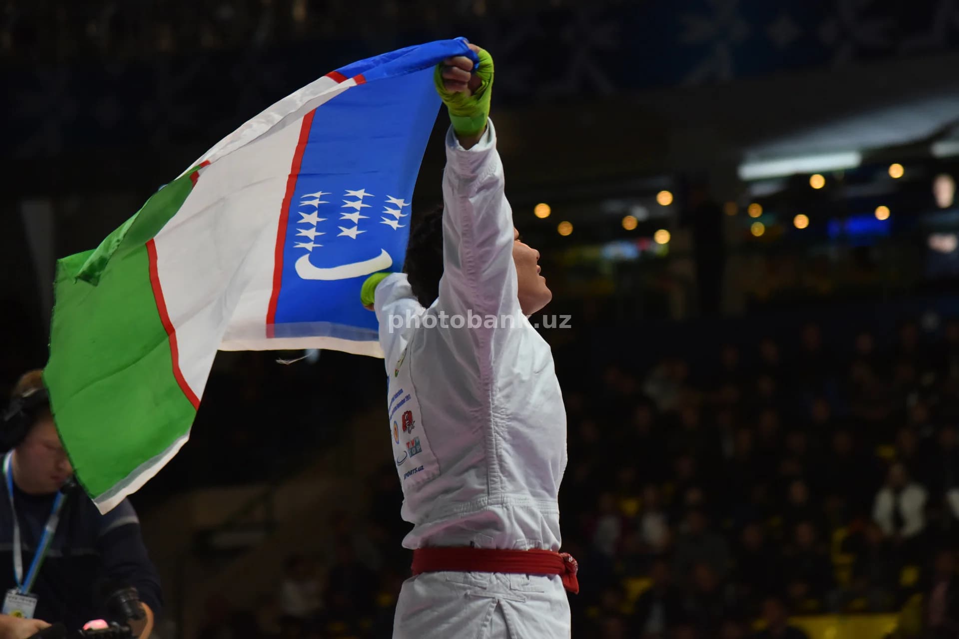 Sportchi O‘zbekiston bayrog‘i bilan g‘alabani nishonlamoqda