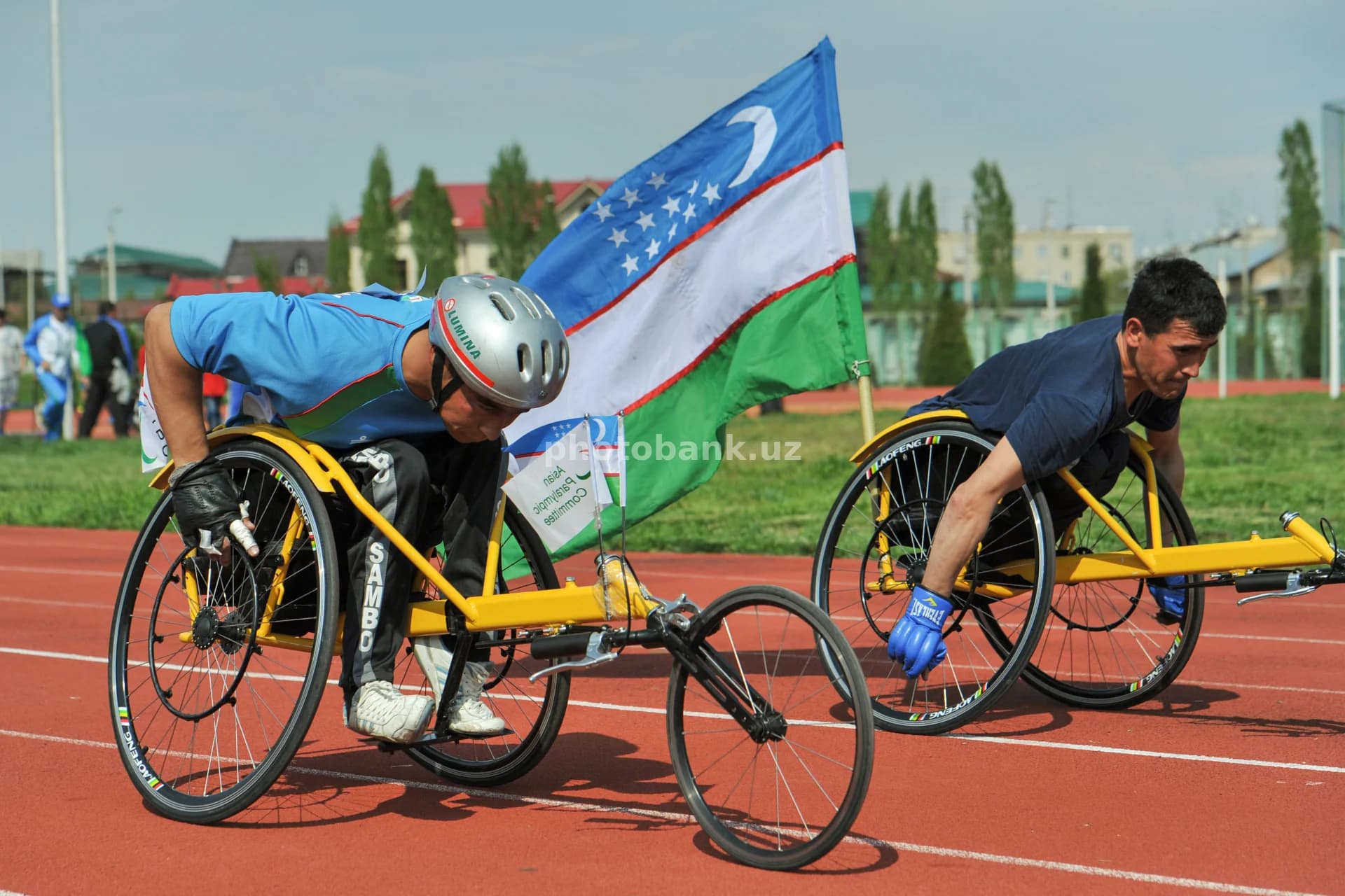Паралимпийские спортсмены, соревнующиеся в беге на инвалидных колясках