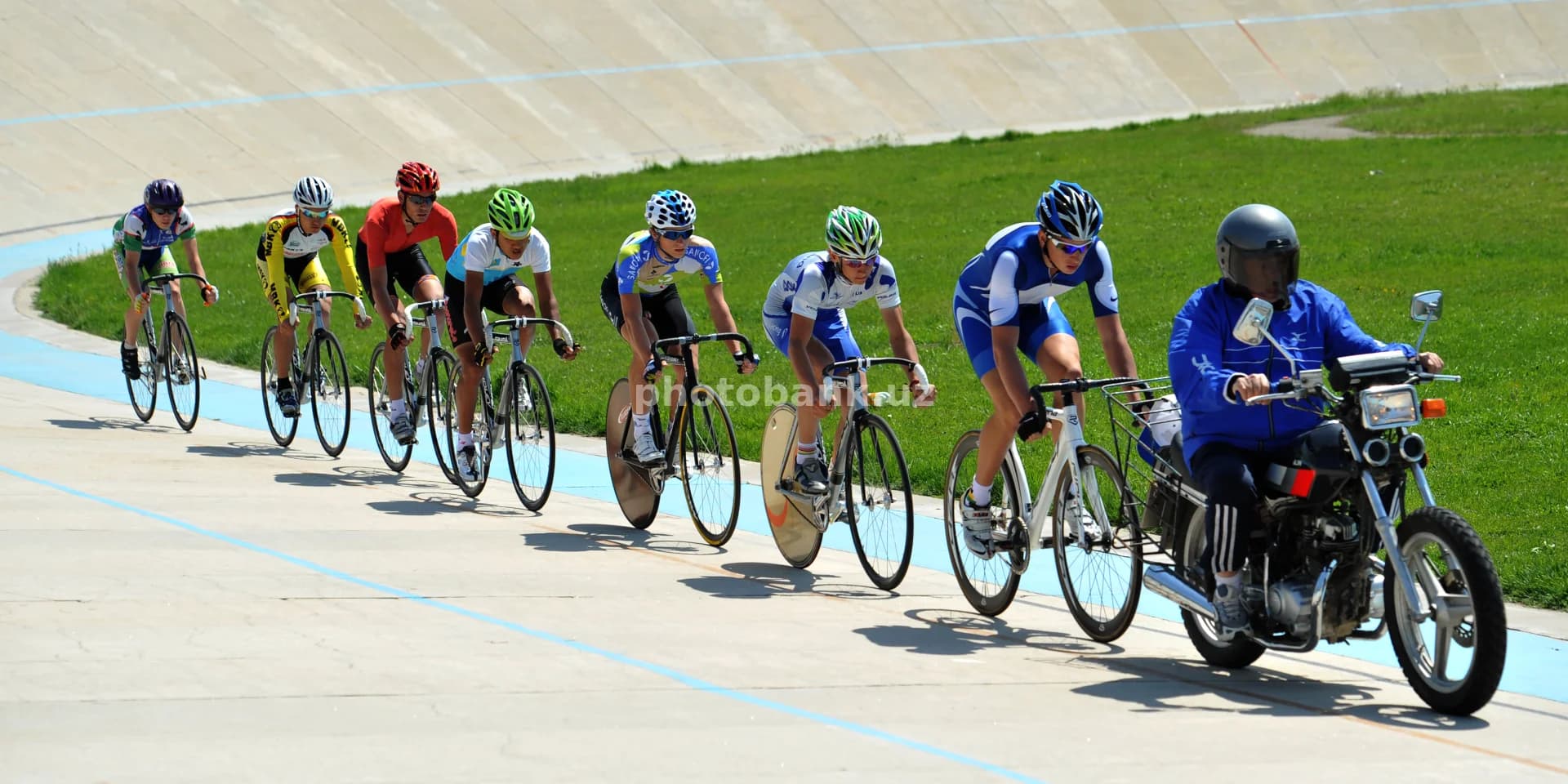 Velodrom trassasida musobaqalashayotgan velosipedchilar