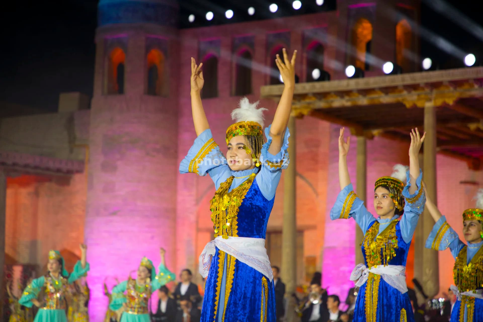 Raqqosalar an’anaviy o‘zbek xalq raqsini ijro etadilar