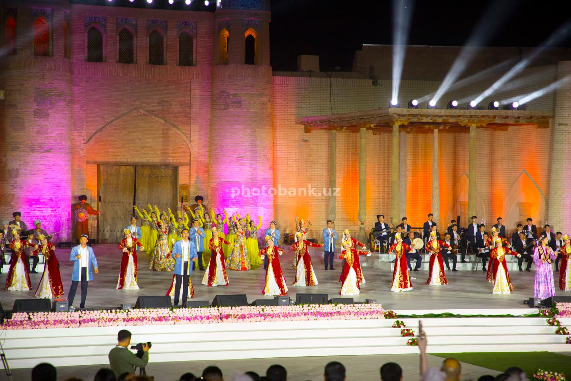 Tungi festivalda an’anaviy raqs namoyishi