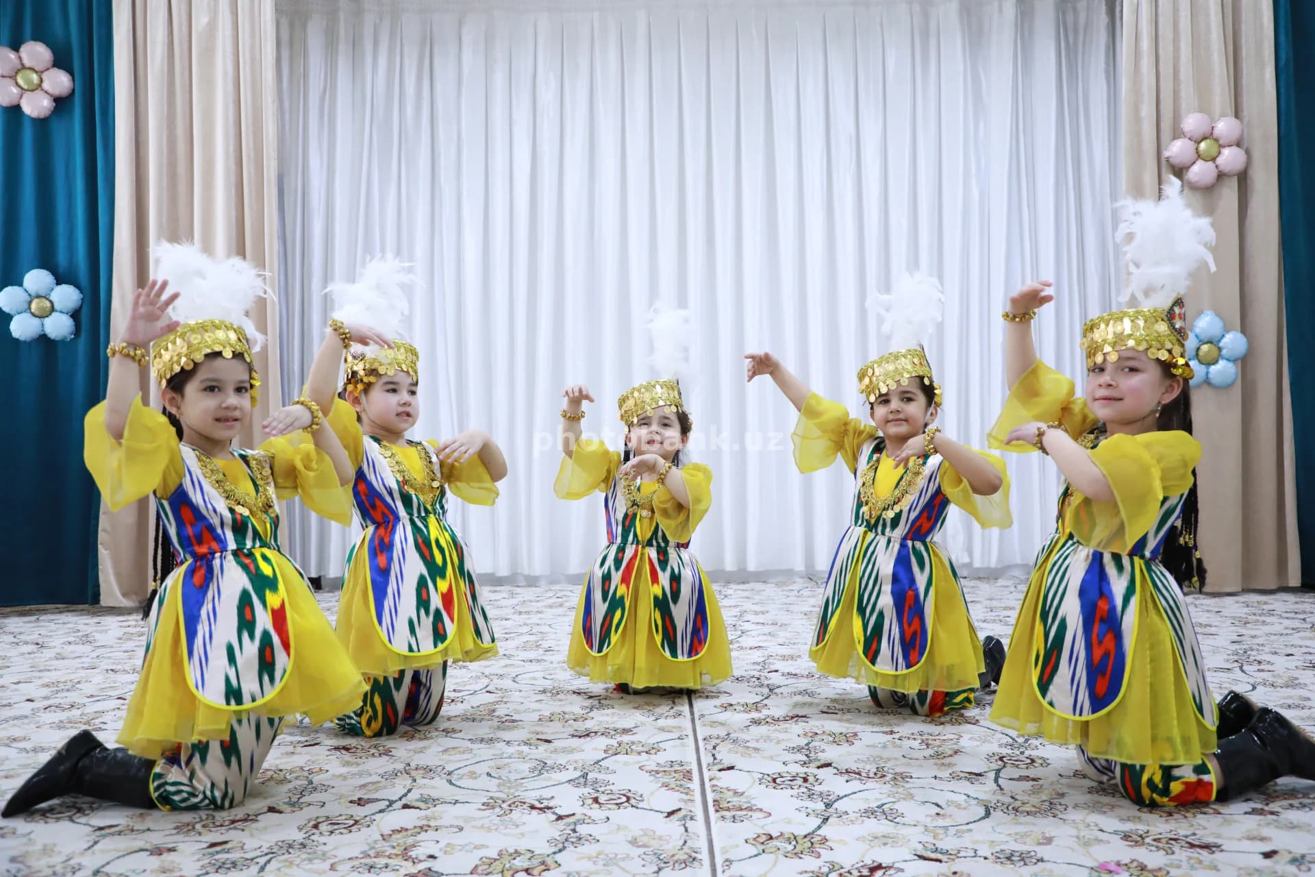 Bolalarning an’anaviy o‘zbek raqsini ijro etishi
