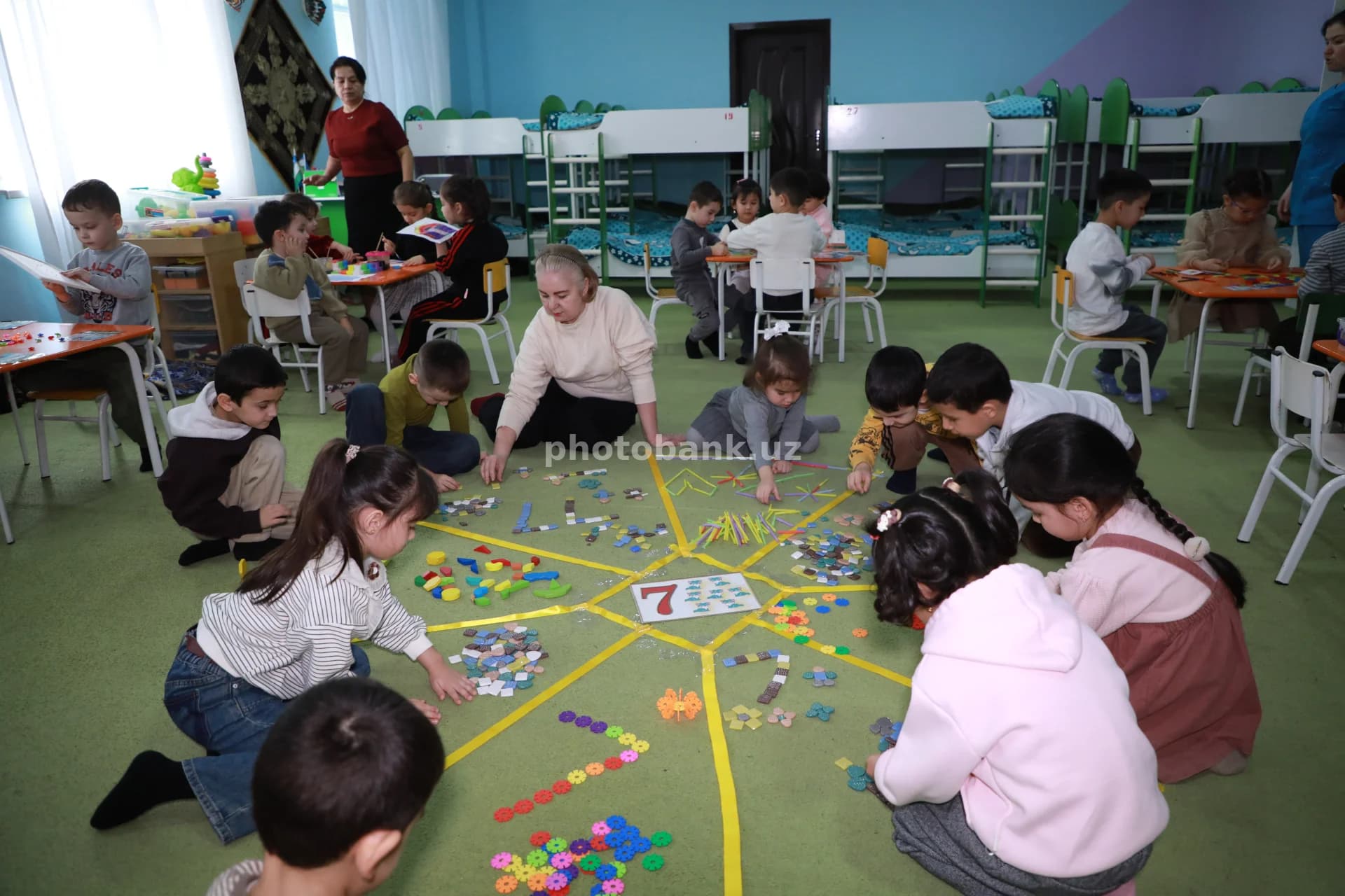 Дети учатся с помощью учебных игрушек
