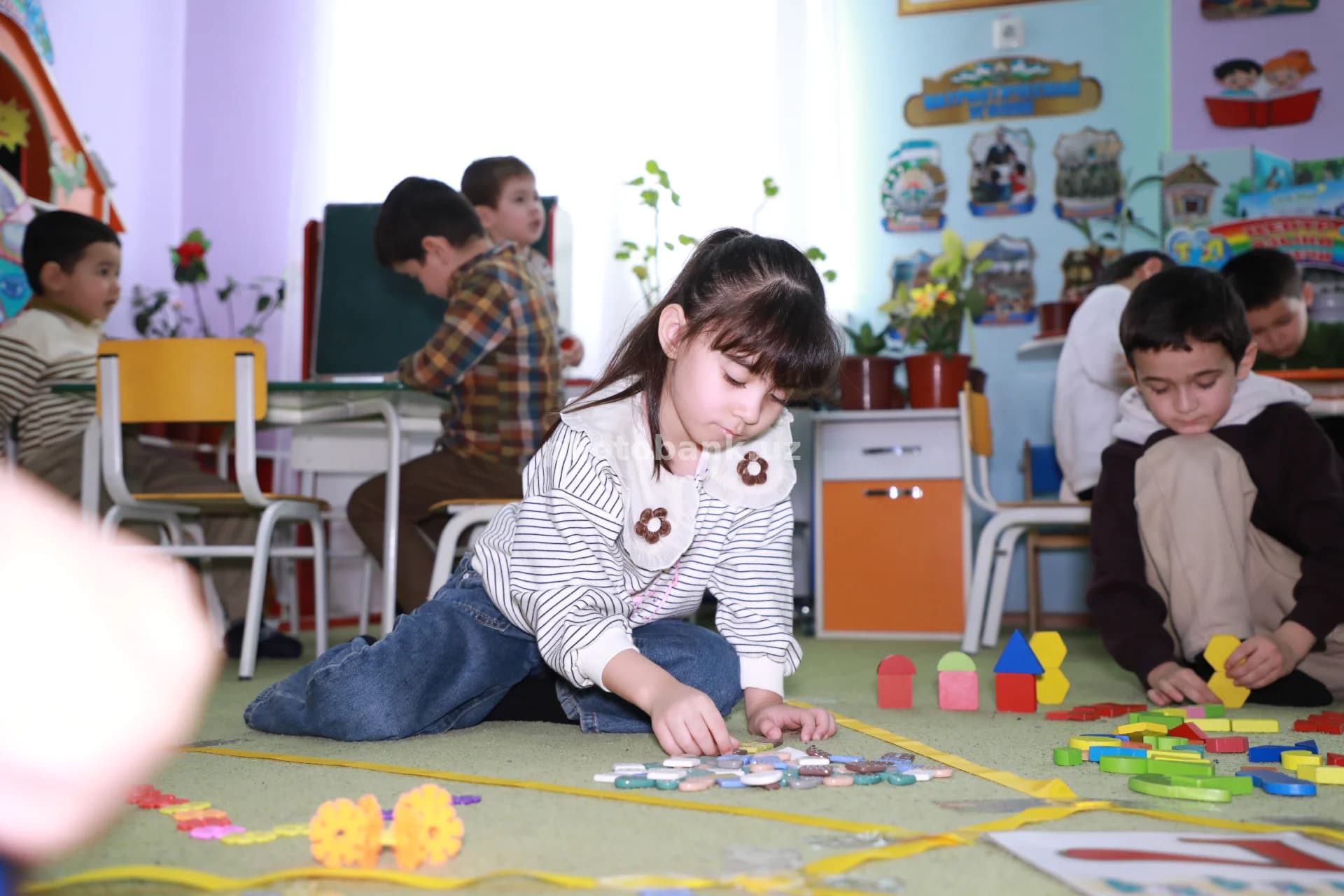 Дети играют с учебными игрушками