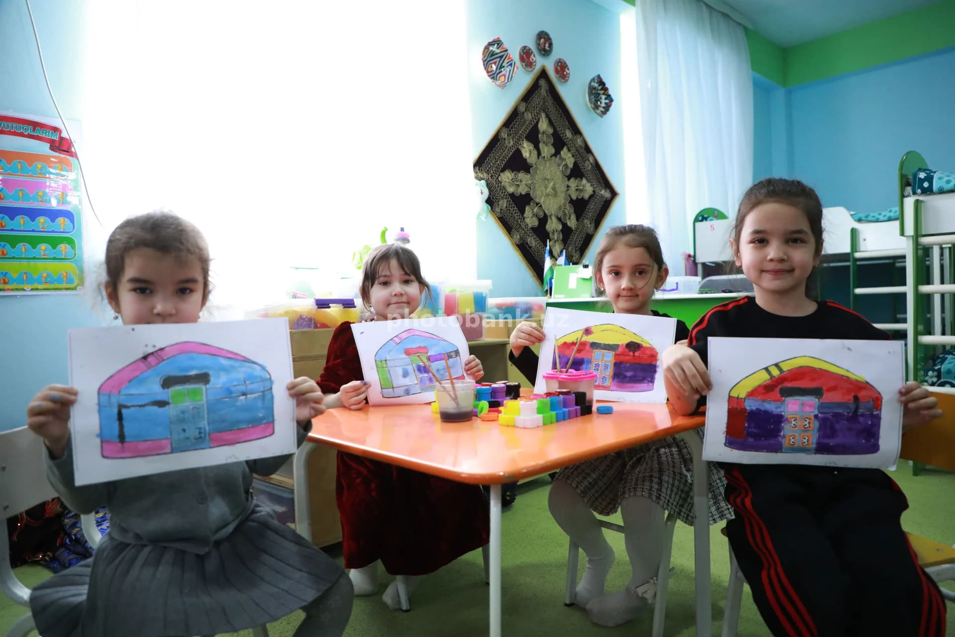 Дети демонстрируют рисунки юрт в классе