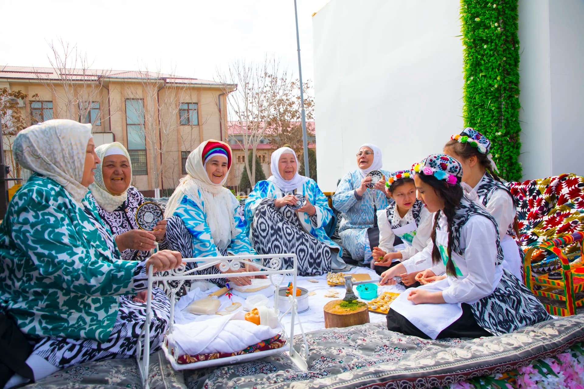 O‘zbek ayollari an’anaviy chuchvara tayyorlashmoqda