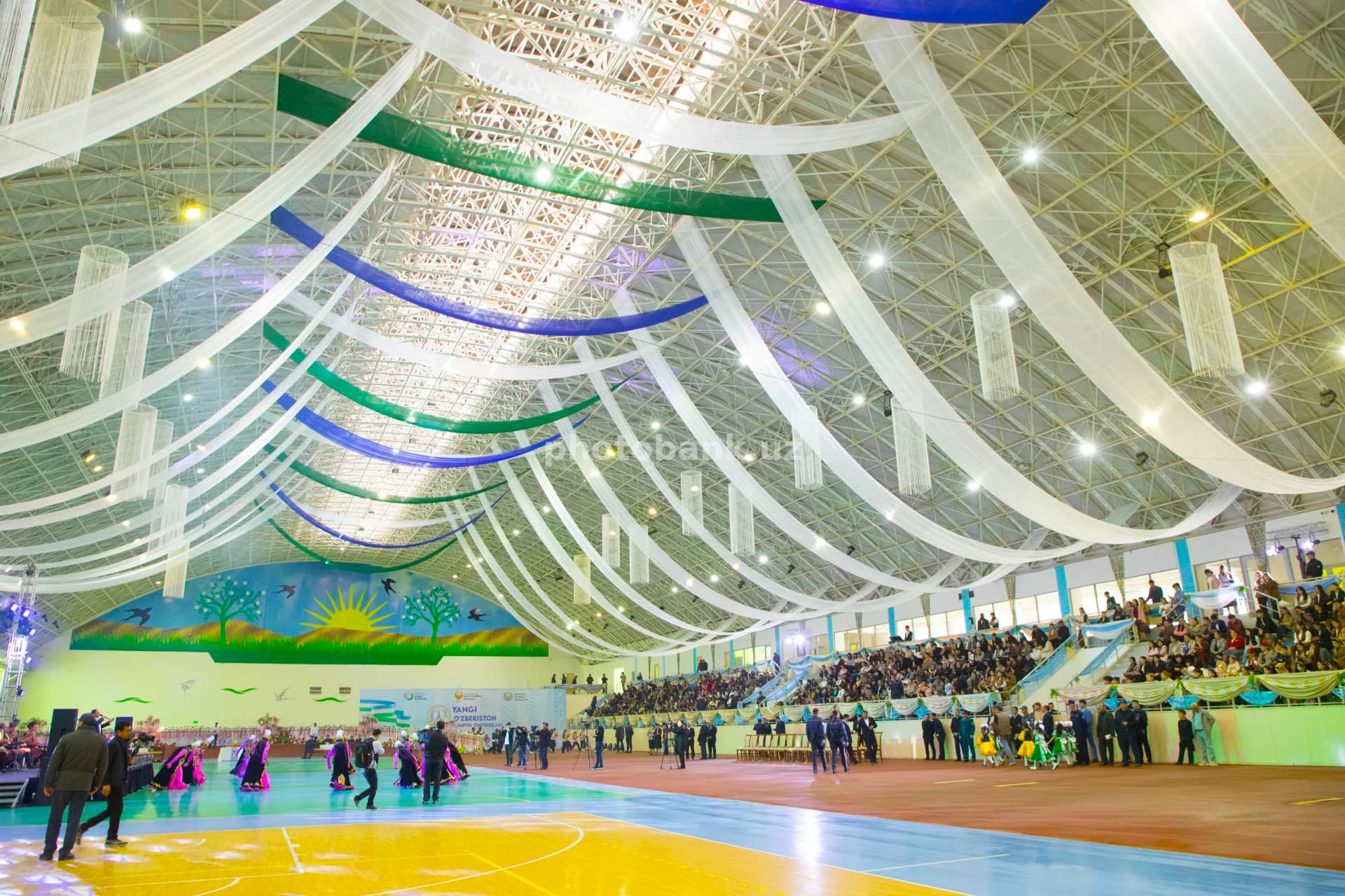 Yopiq sport maydonida bayram tantanasi