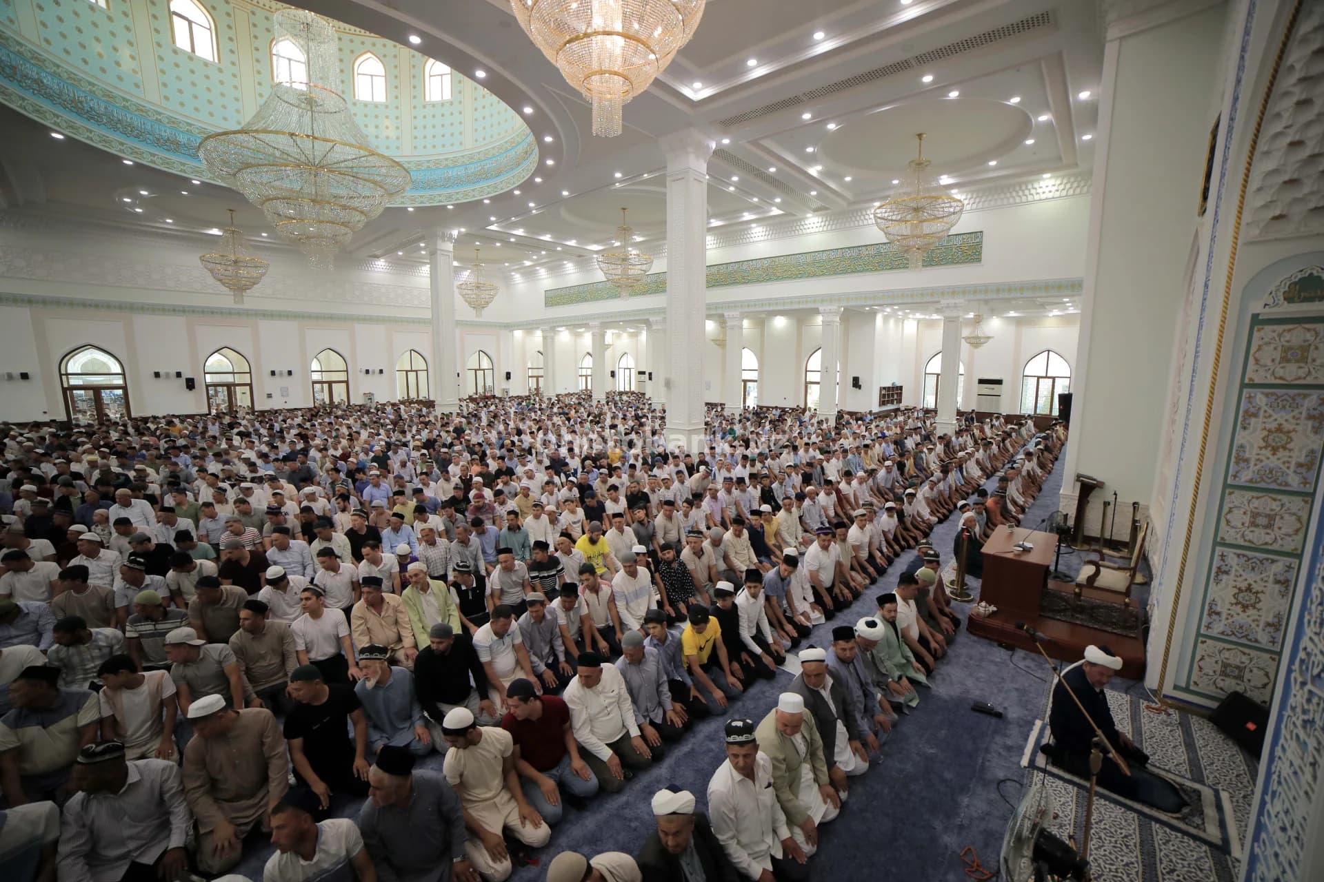 Masjidda juma namozida jamoat