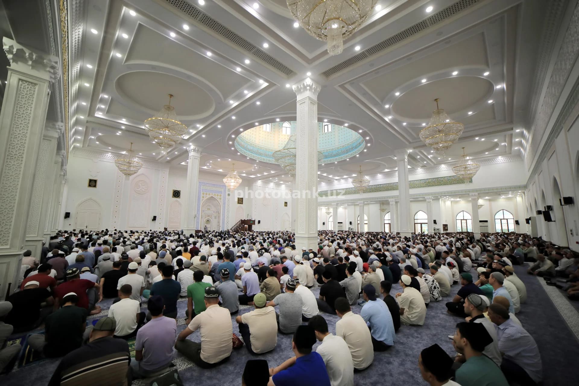 Masjidda juma namozida jamoat